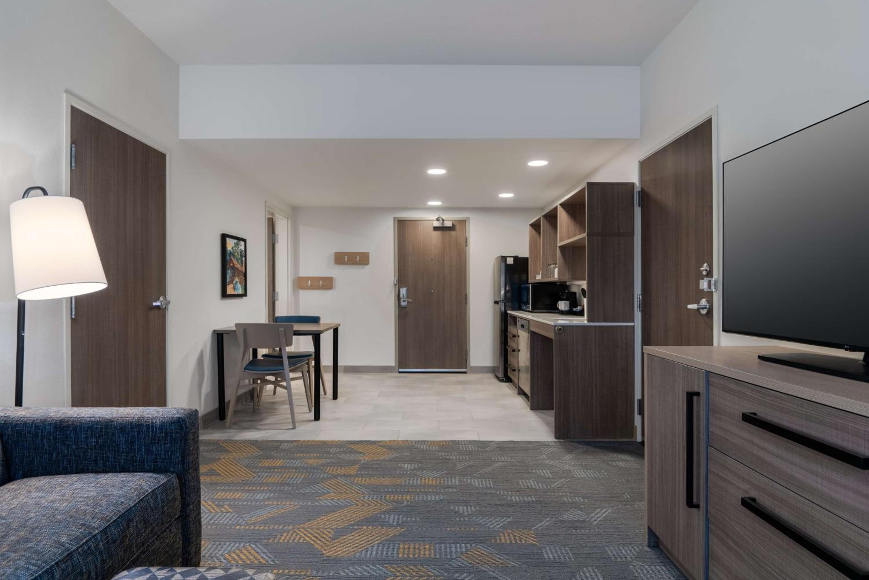 One-Bedroom King Suite - Hearing Access - Photo 6