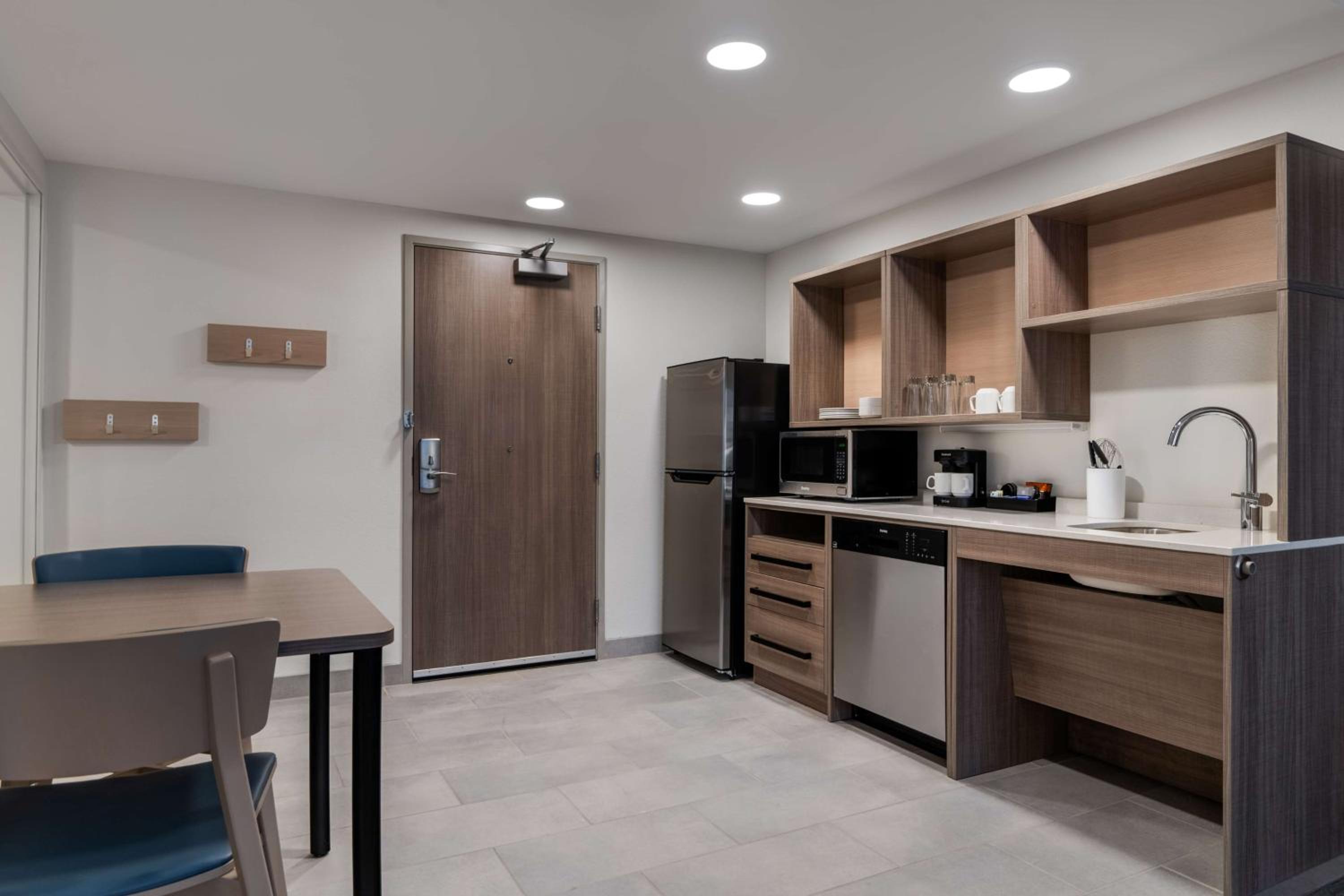 One-Bedroom King Suite - Hearing Access - Photo 2