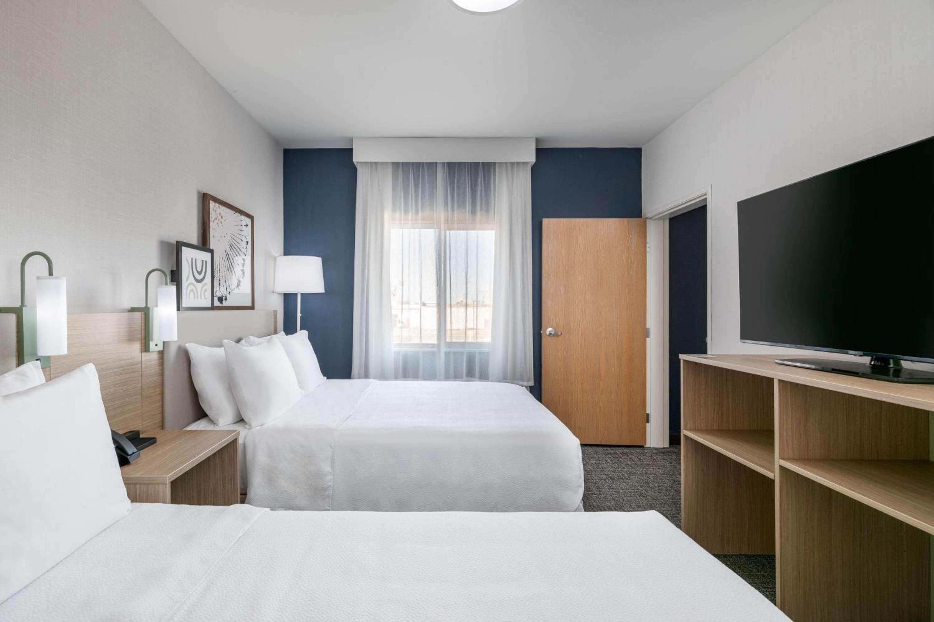 Queen Suite with Two Queen Beds photo 2