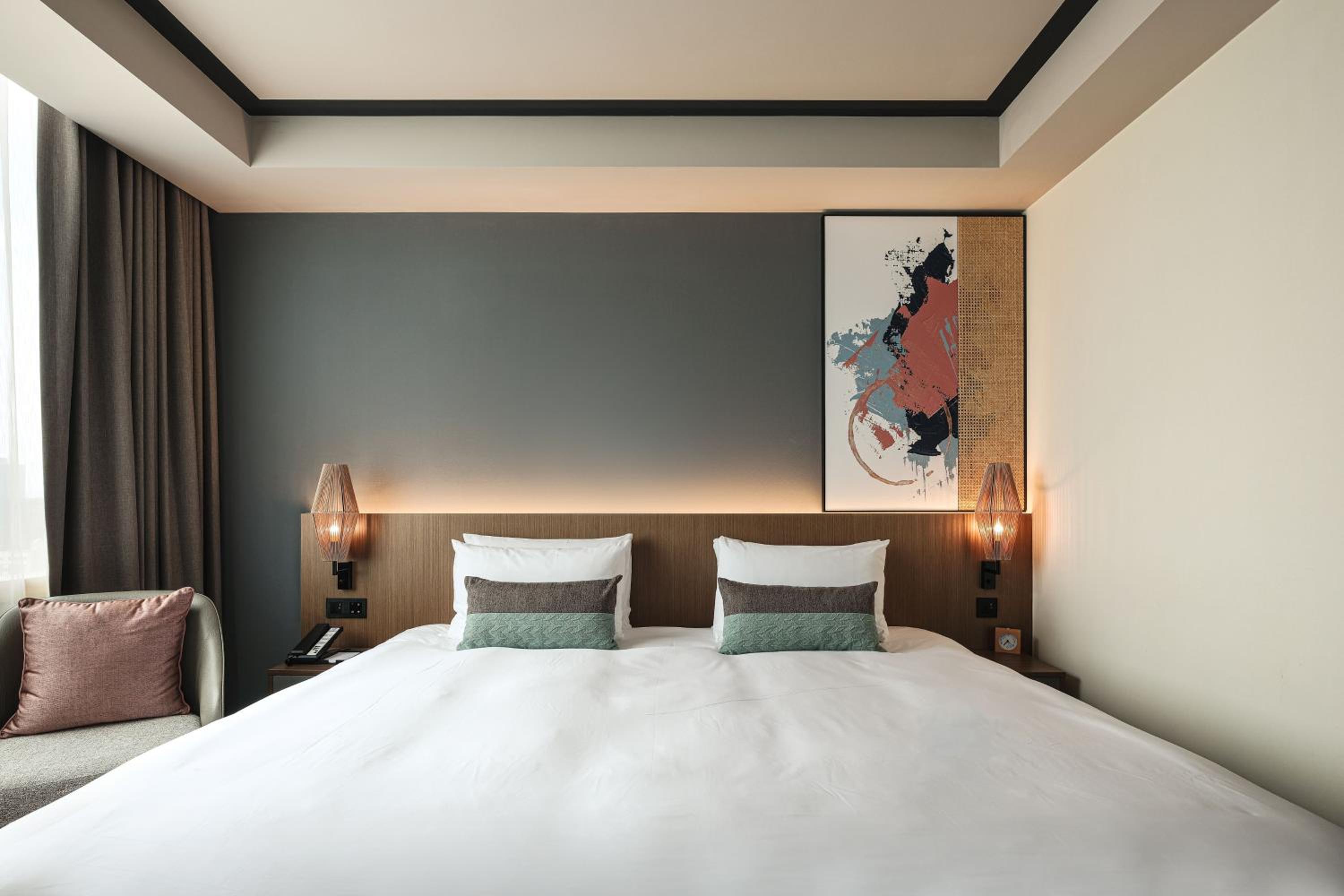 Queen Room thumbnail 5