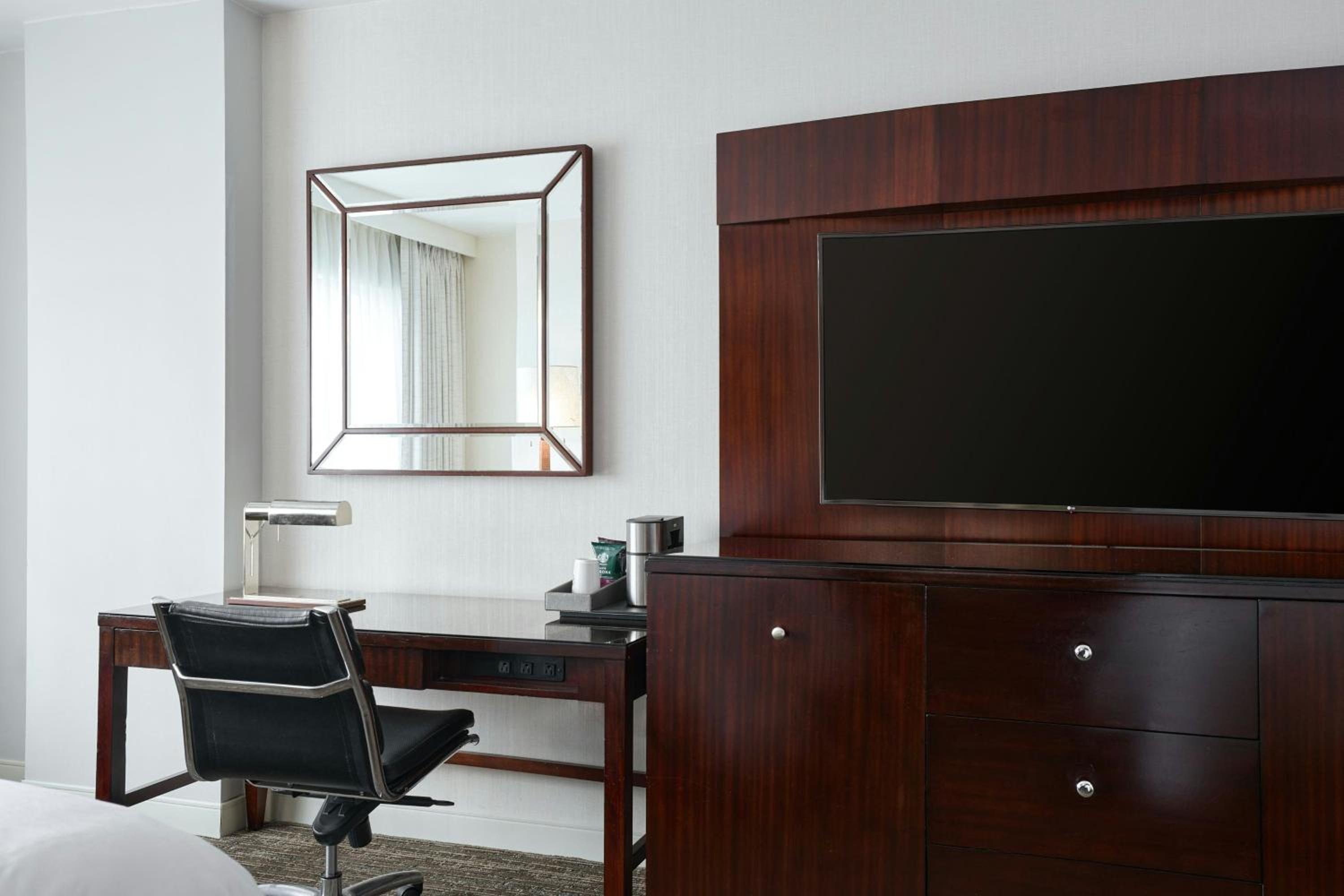 Deluxe Double Room with Water View - Hearing Accessible photo 3