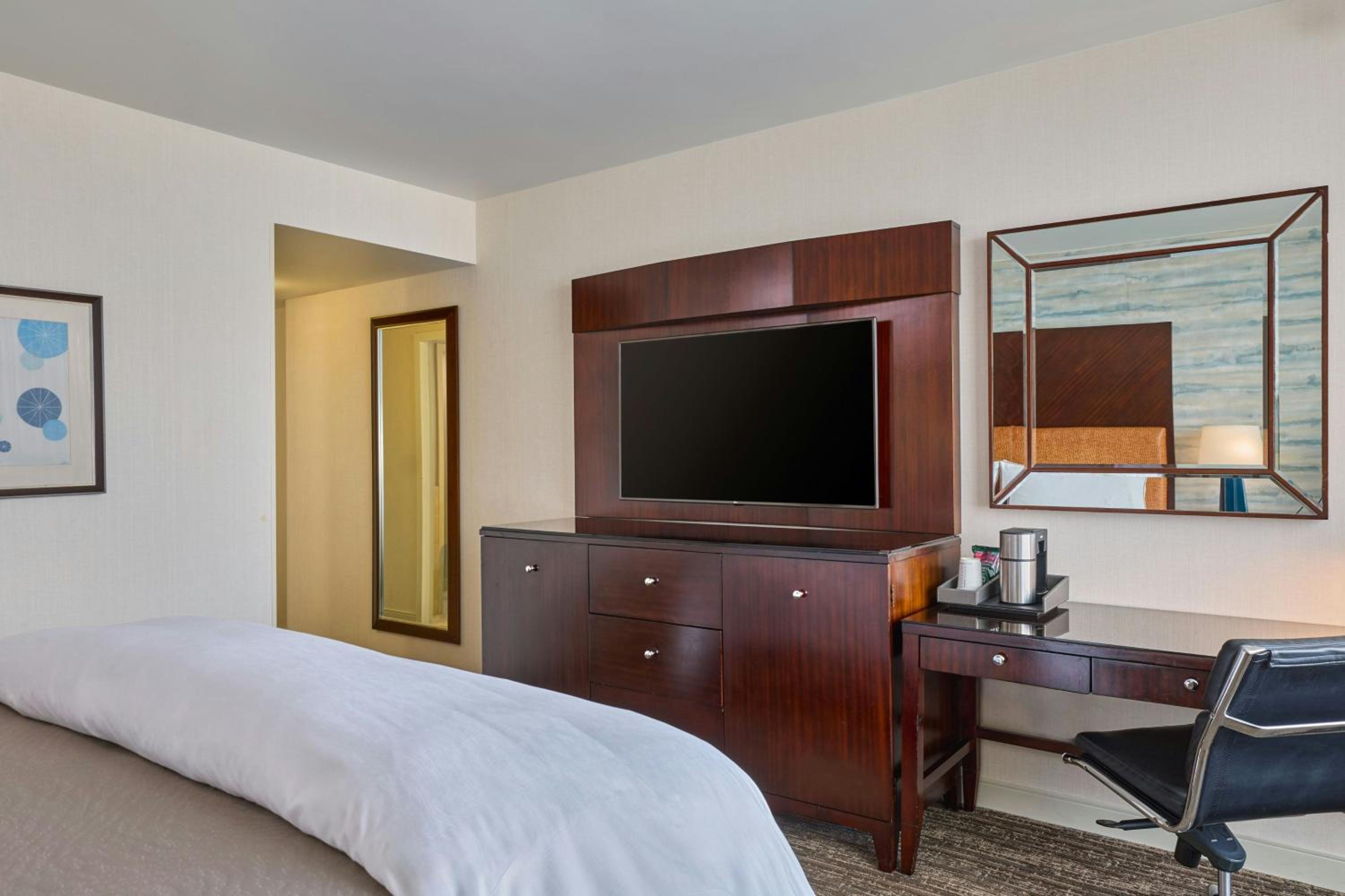 Deluxe King Room with Water View - Mobility/Hearing Accessible with Roll-In Shower photo 3