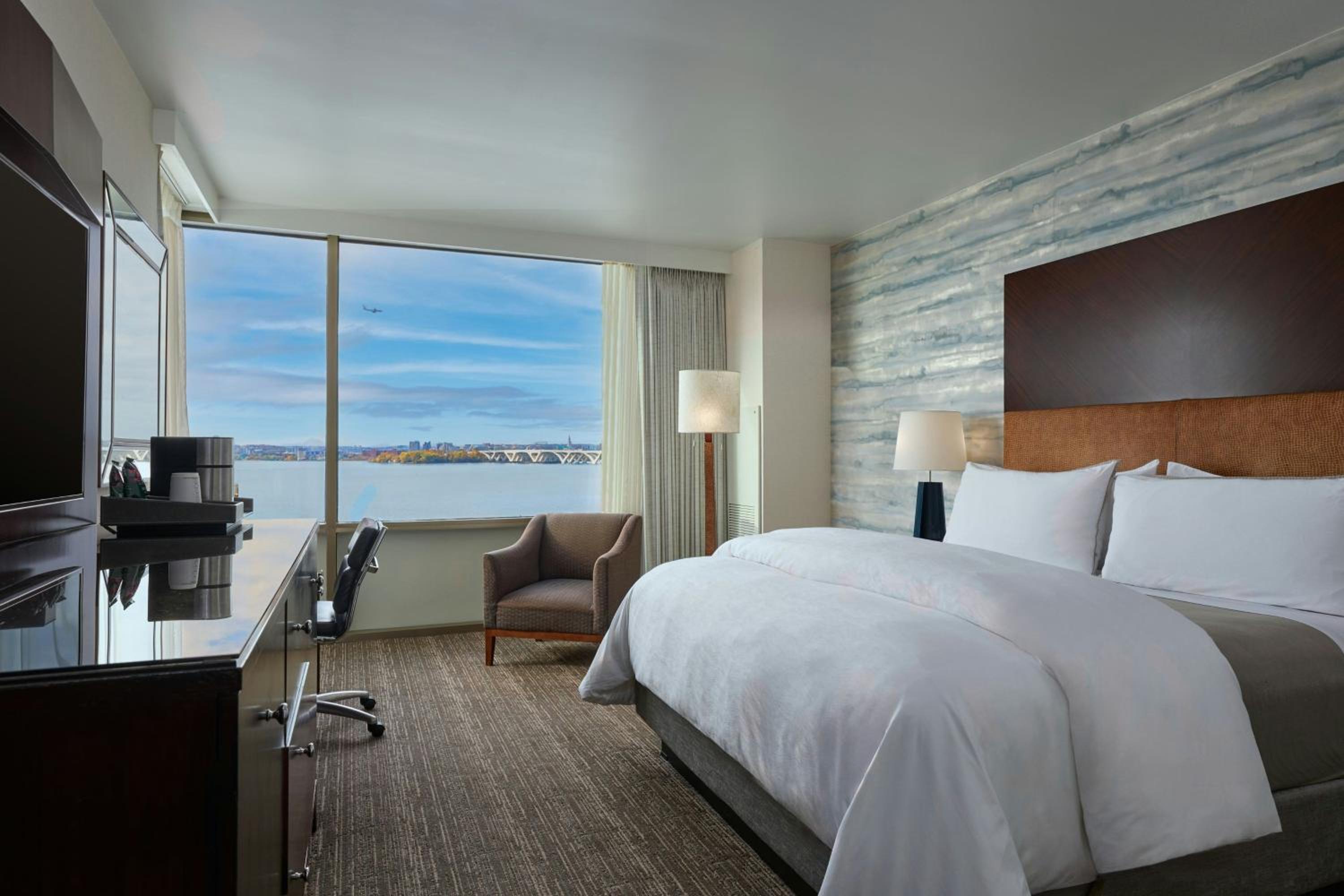 Deluxe King Room with Water View - Mobility/Hearing Accessible with Roll-In Shower