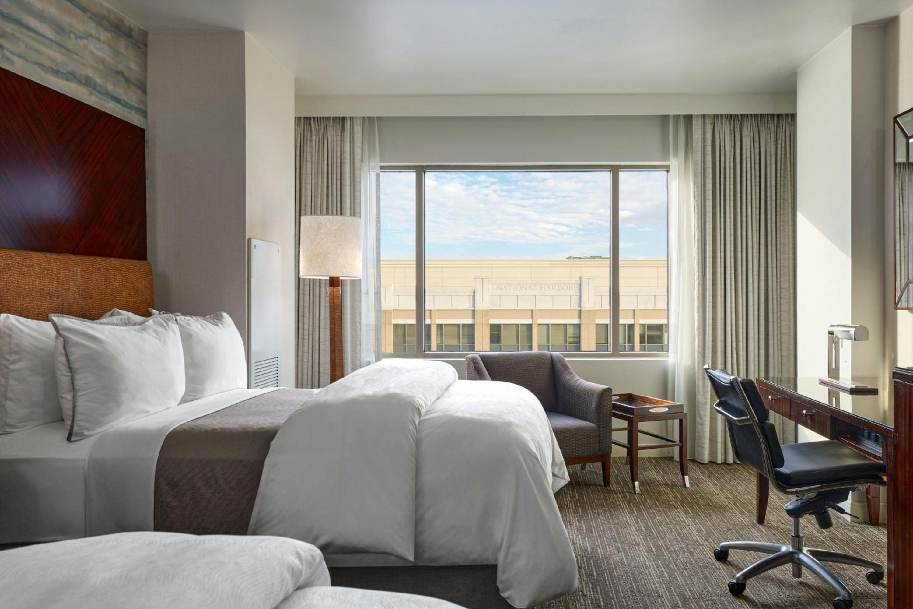 Traditional Double Room with City View - Mobility/Hearing Accessible with Roll-In Shower photo 2