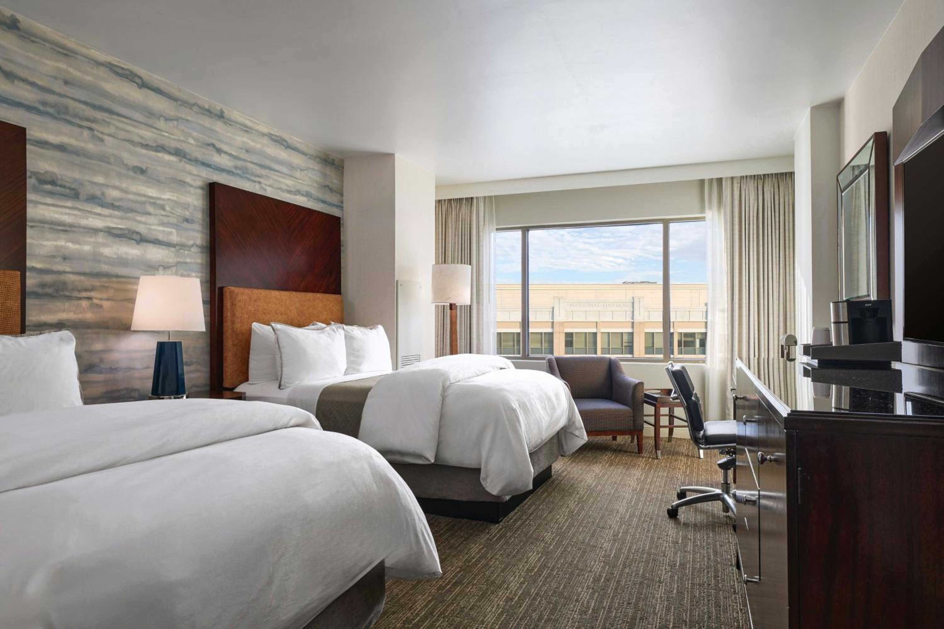 Traditional Double Room with City View - Mobility/Hearing Accessible with Roll-In Shower