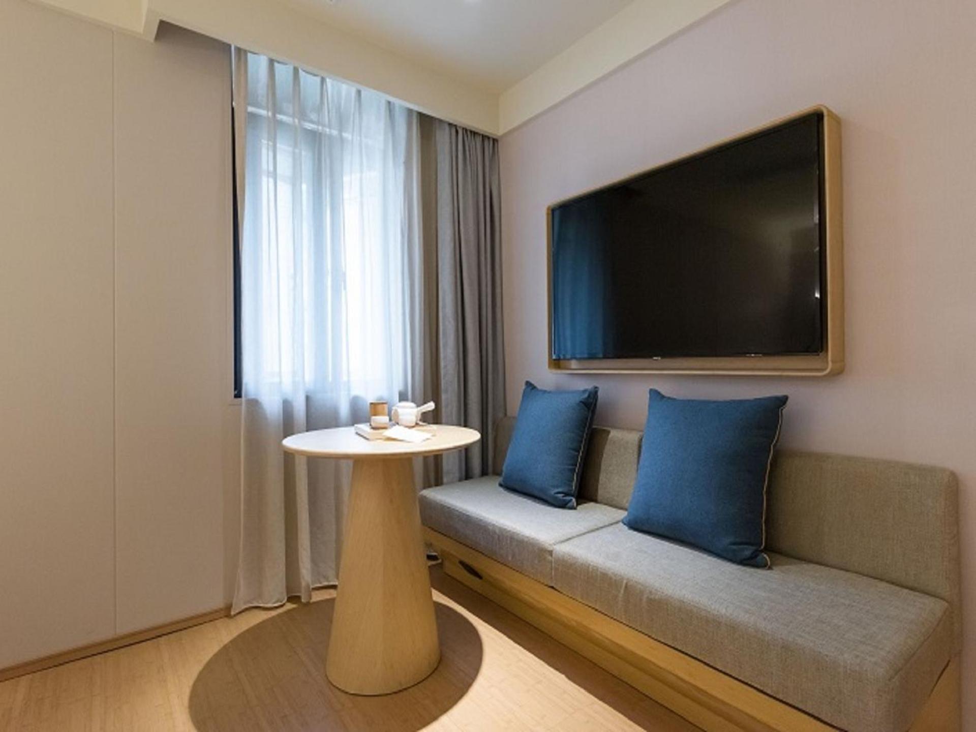 Business Queen Room