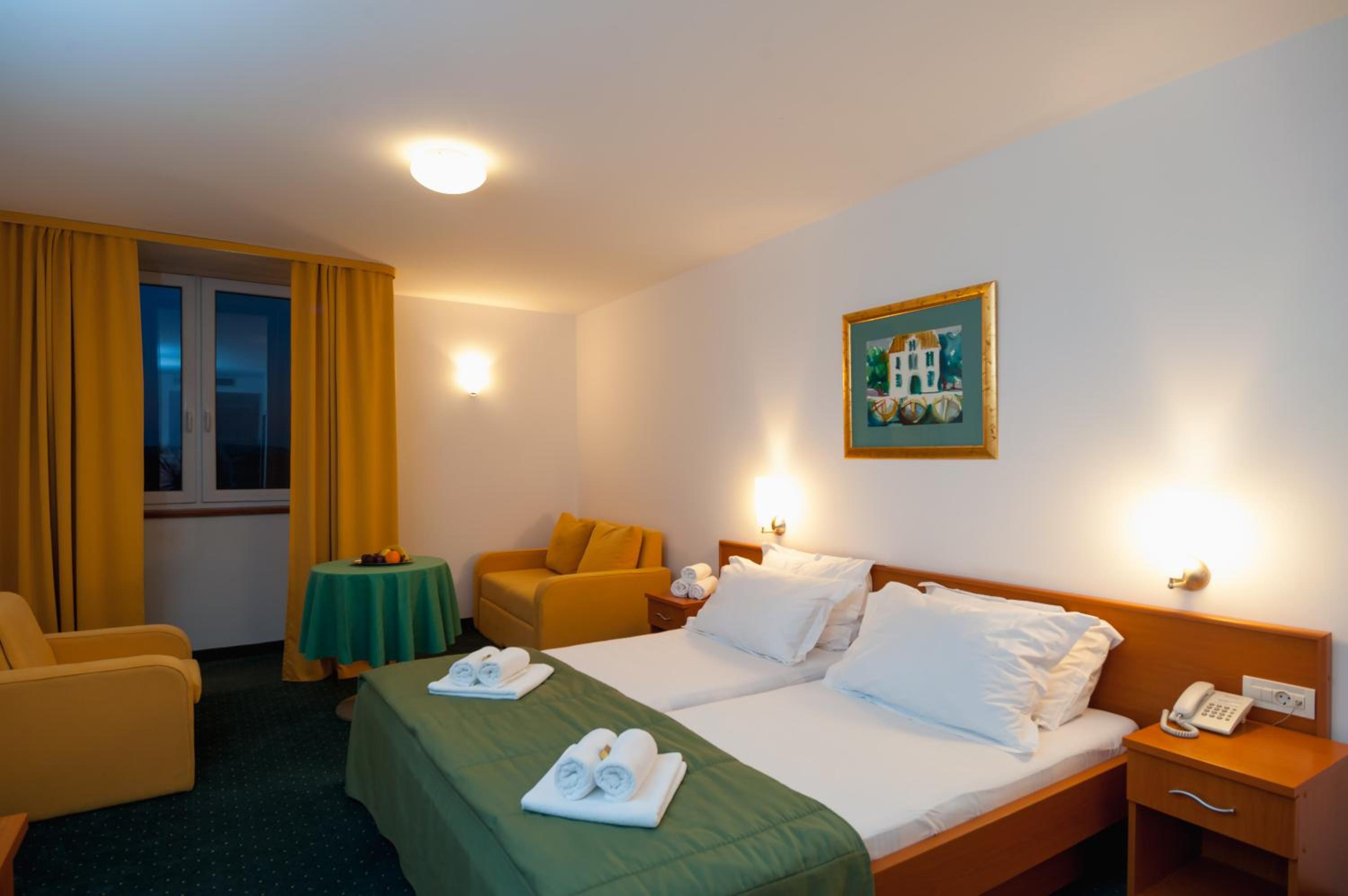 Double Room with Balcony - Photo 2