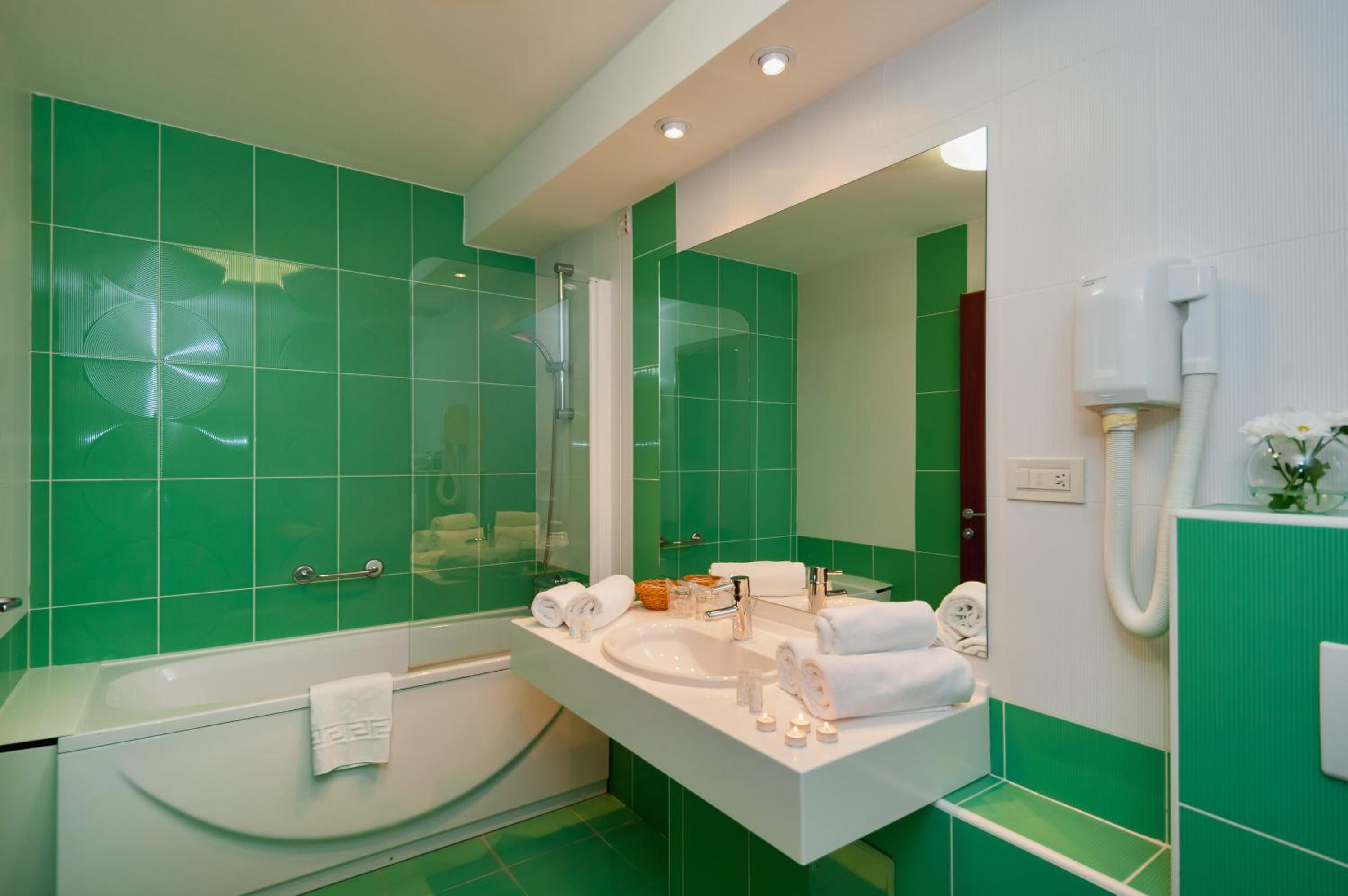 Double Room with Balcony - Photo 3