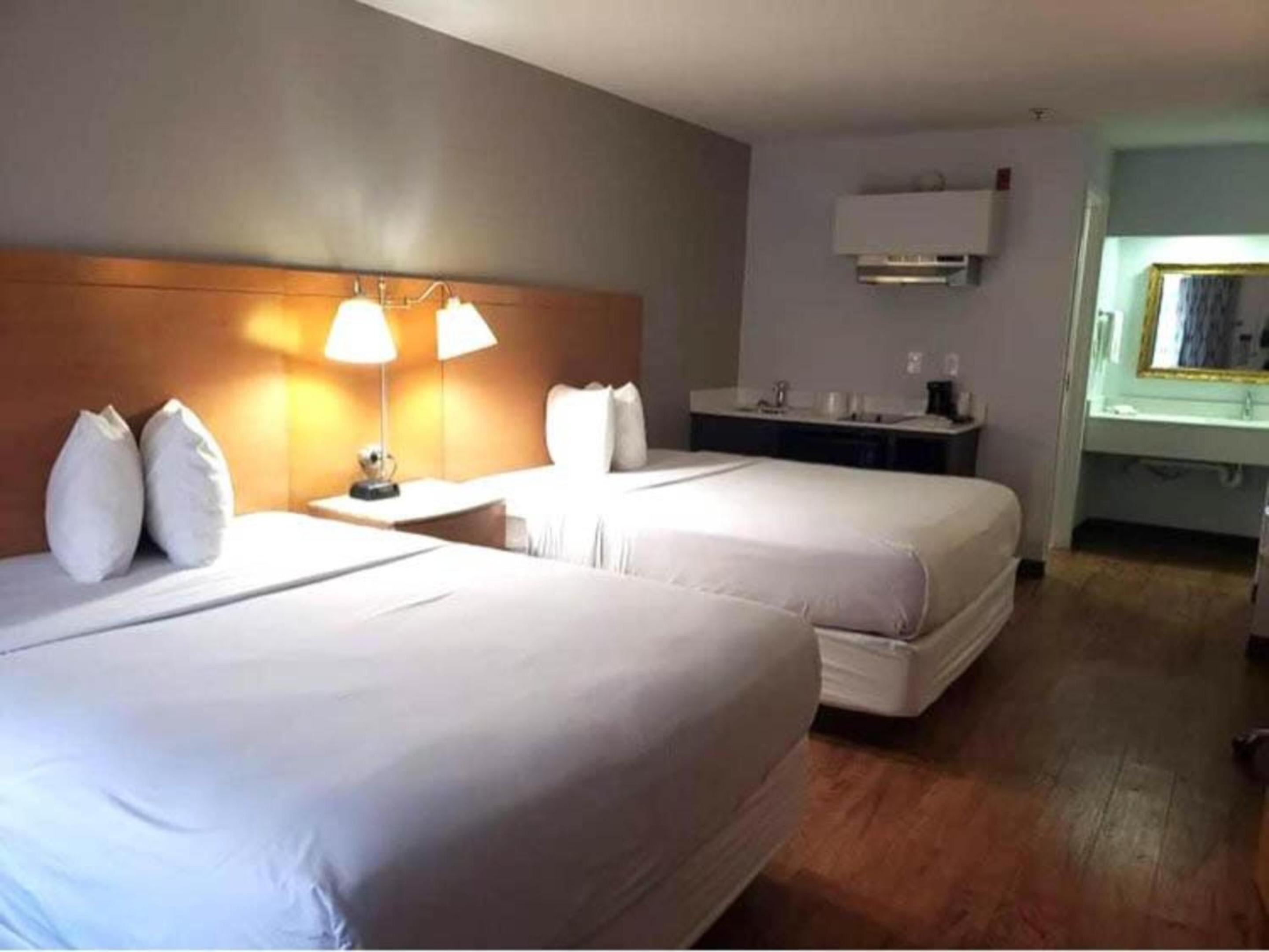 Deluxe Queen Room with Two Queen Beds - Non-Smoking - Photo 1