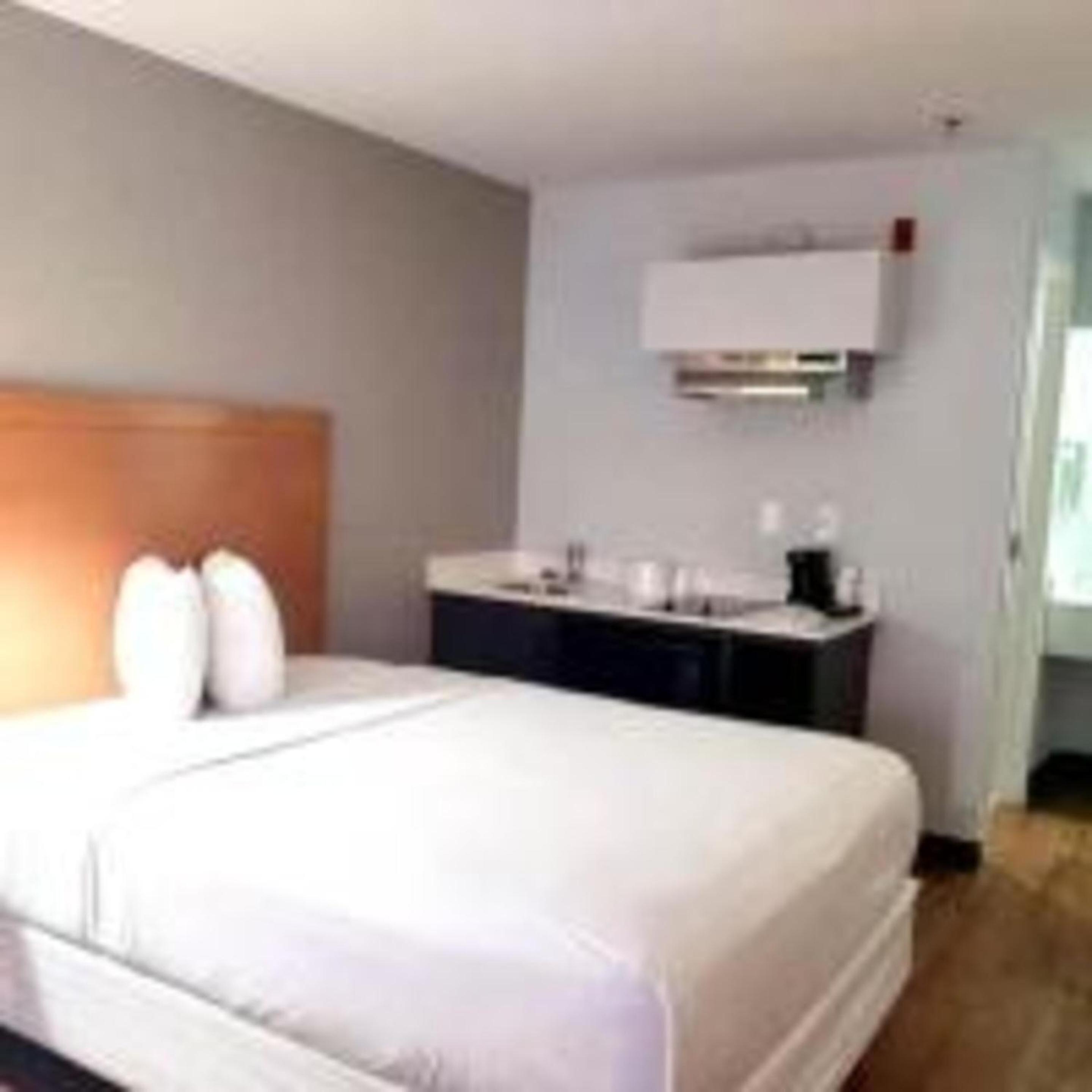 Deluxe Queen Room with Two Queen Beds - Non-Smoking - Photo 3