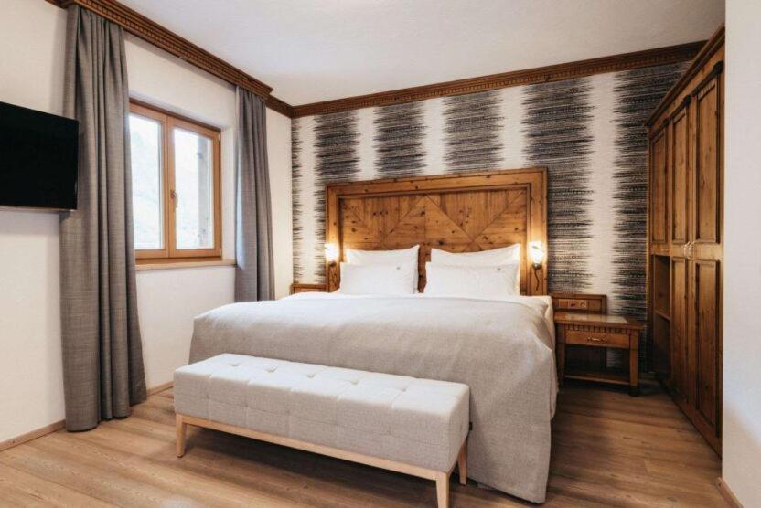 Deluxe Double Room with Balcony - Photo 4