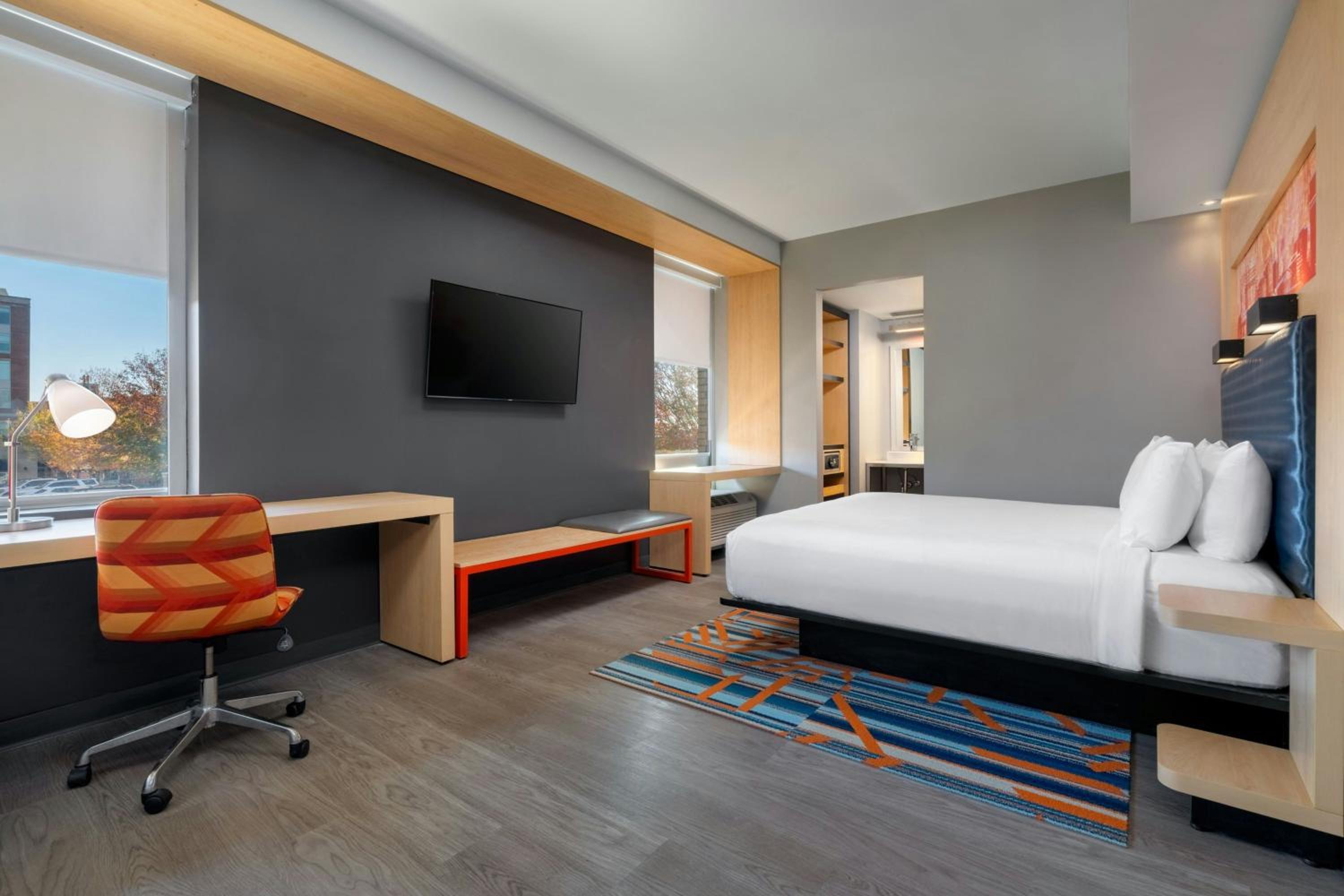 Corner King Room with City View and Roll-In Shower - Mobility Accessible photo 3