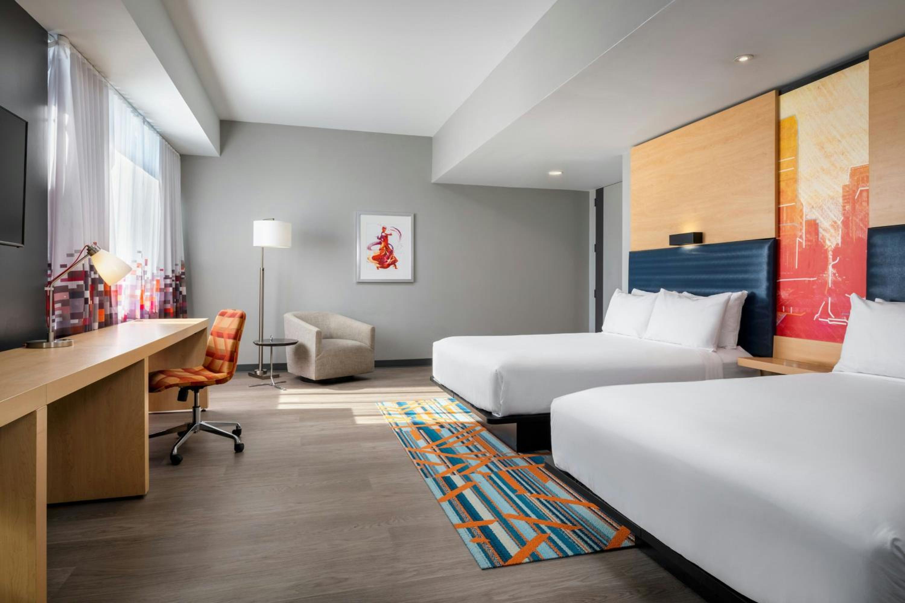 Corner Queen Room with City View and Roll-In Shower - Mobility Accessible photo 2