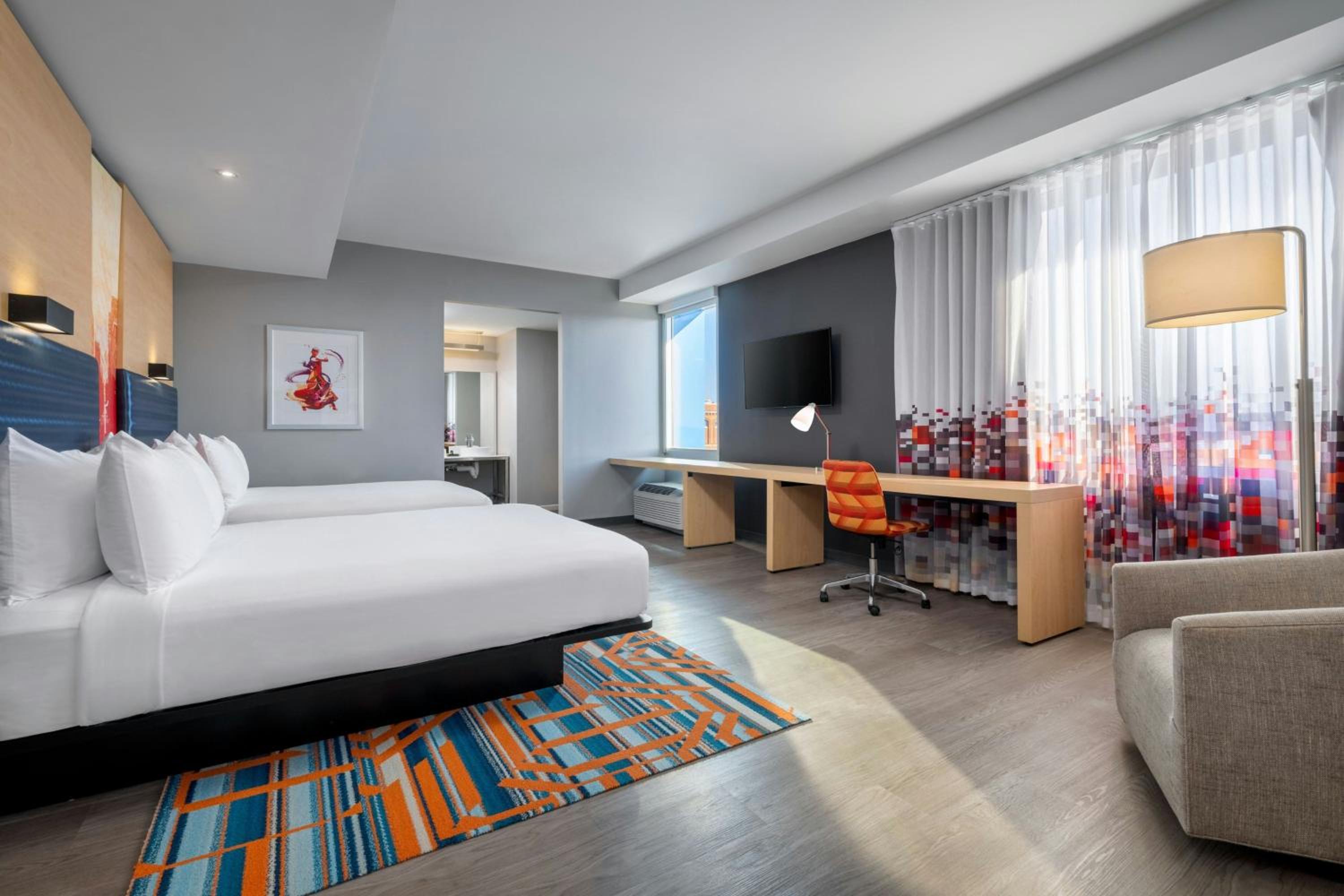 Corner Queen Room with City View and Roll-In Shower - Mobility Accessible photo 3