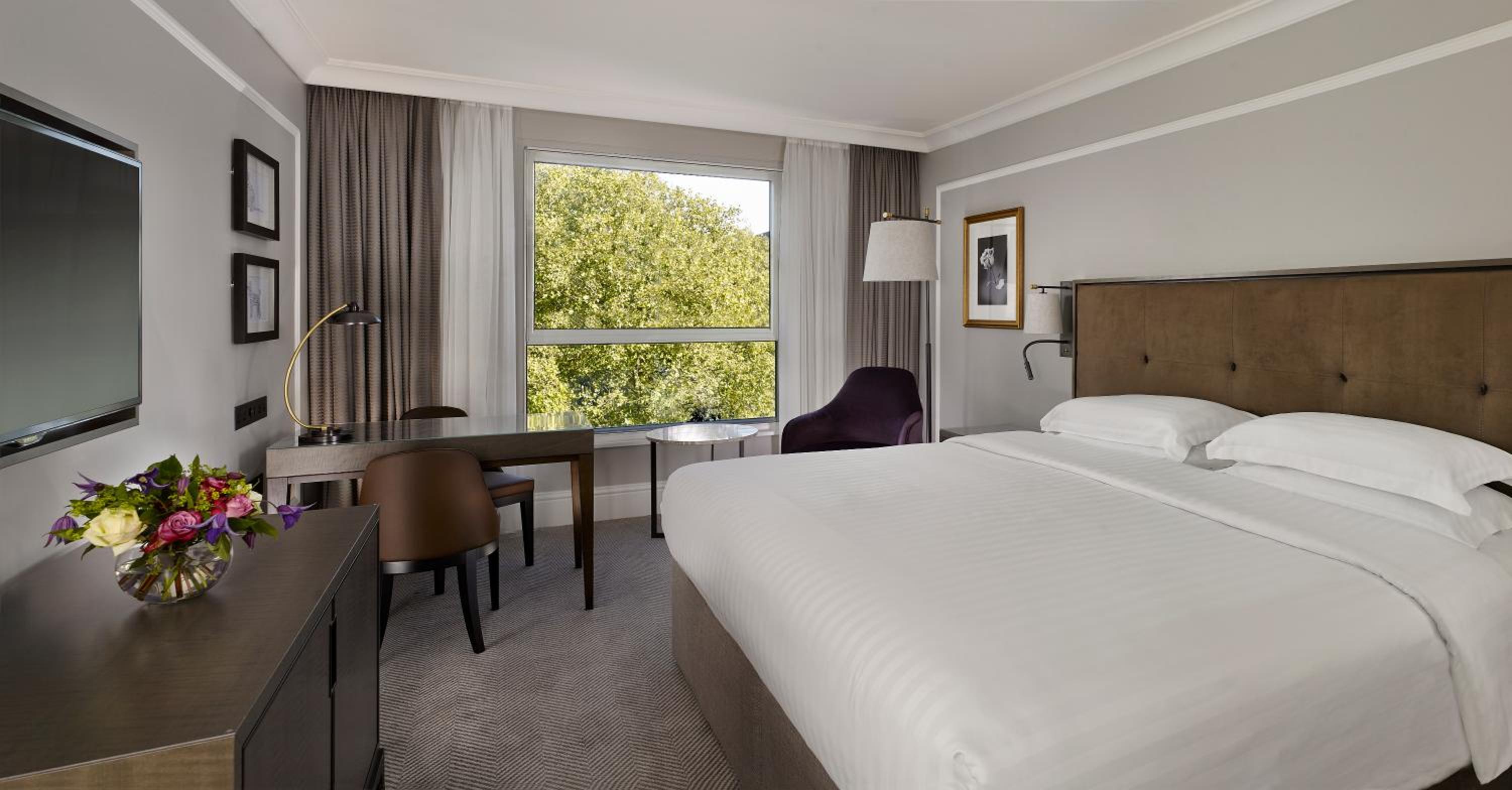 King Room with Garden View - Club Access thumbnail 5