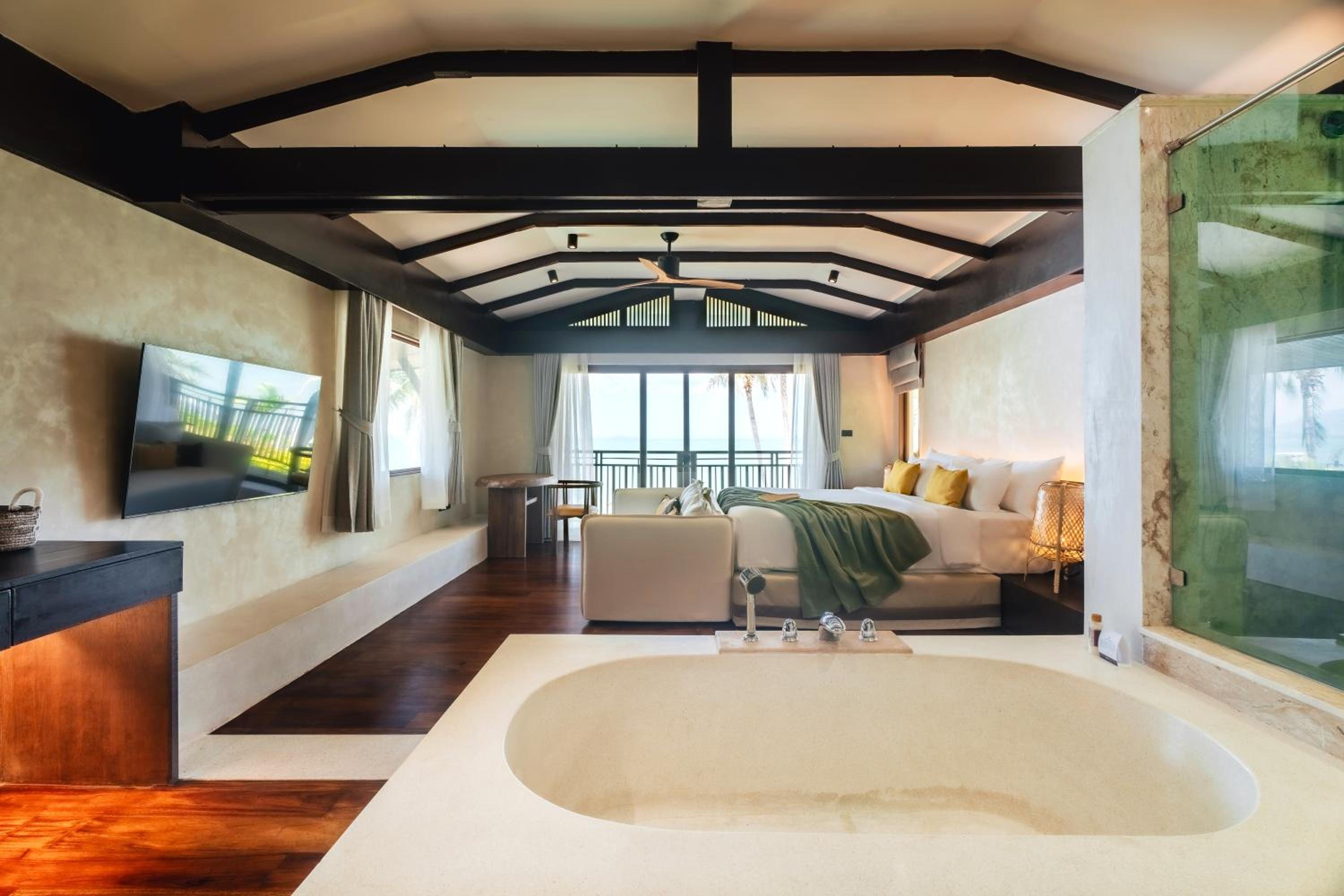 LUX 3-Bedroom Grand Beachfront Pool Villa with Unlimited Free 24-Hour Water Shuttle Service
