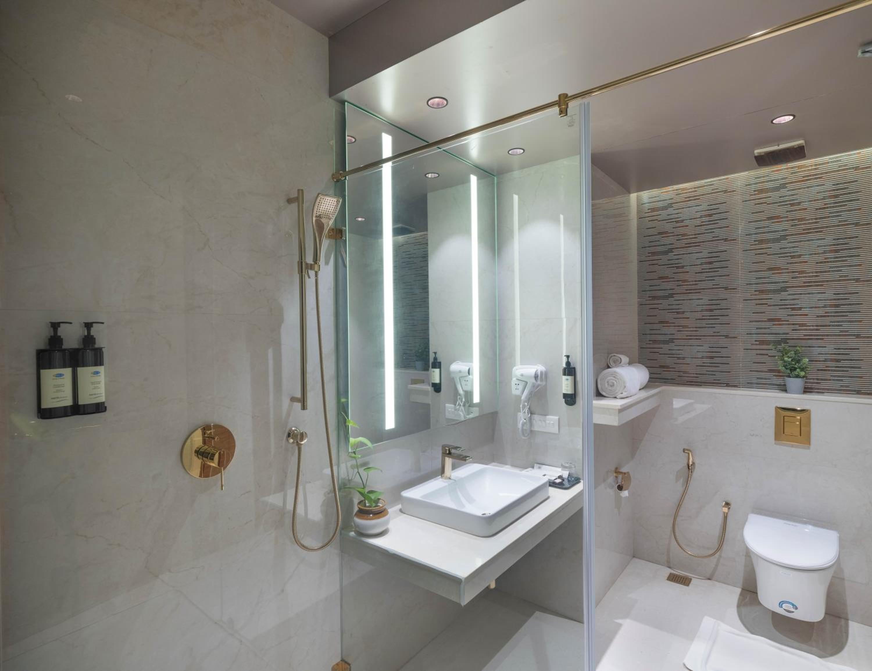 Deluxe Double Room with Balcony - Photo 3