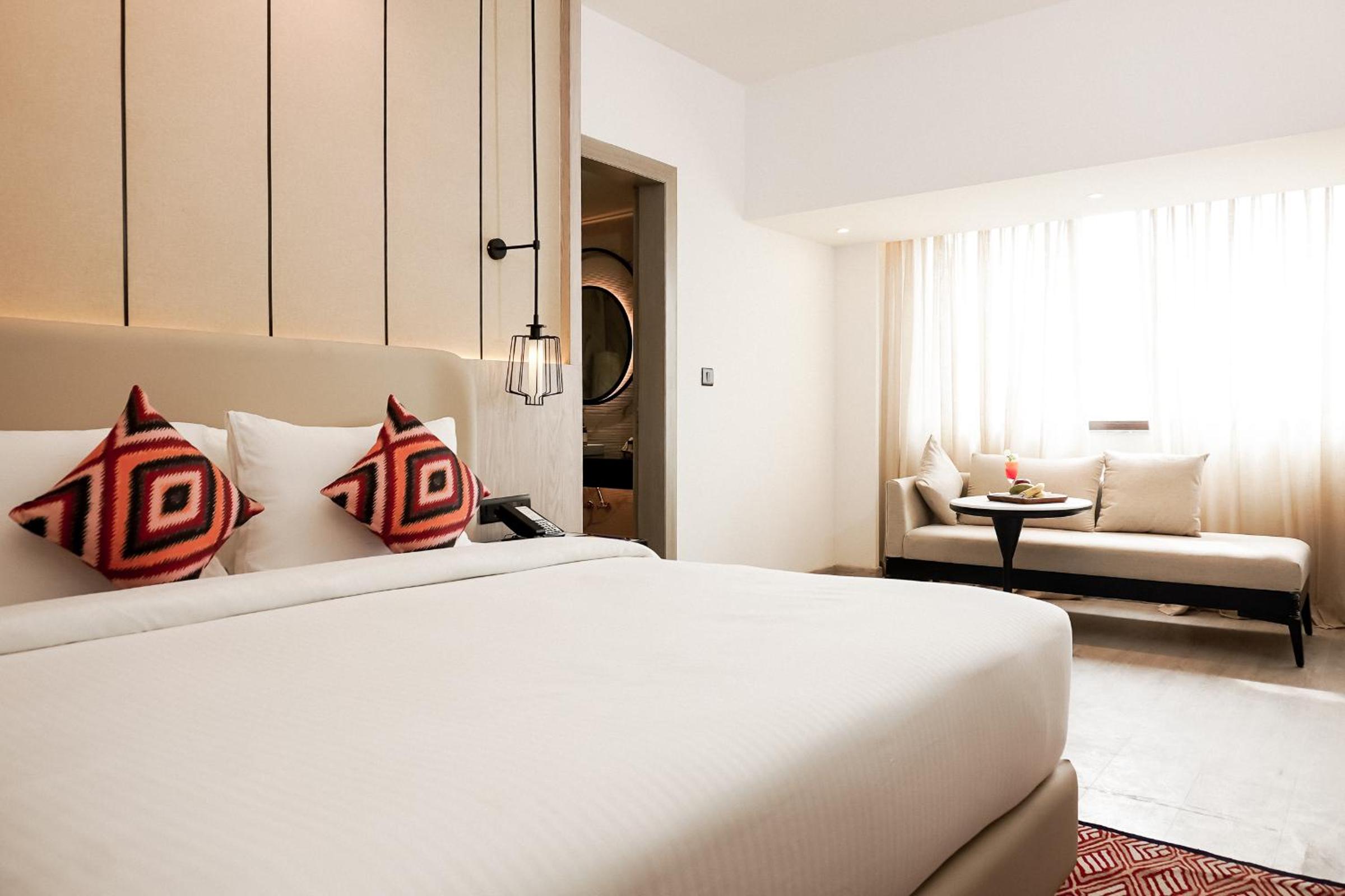 Executive King Room - Premium Wing with 20% discount on Food, Spa, Beverages and Laundry | 1+1 IMFL from 3pm to 7pm - Photo 2