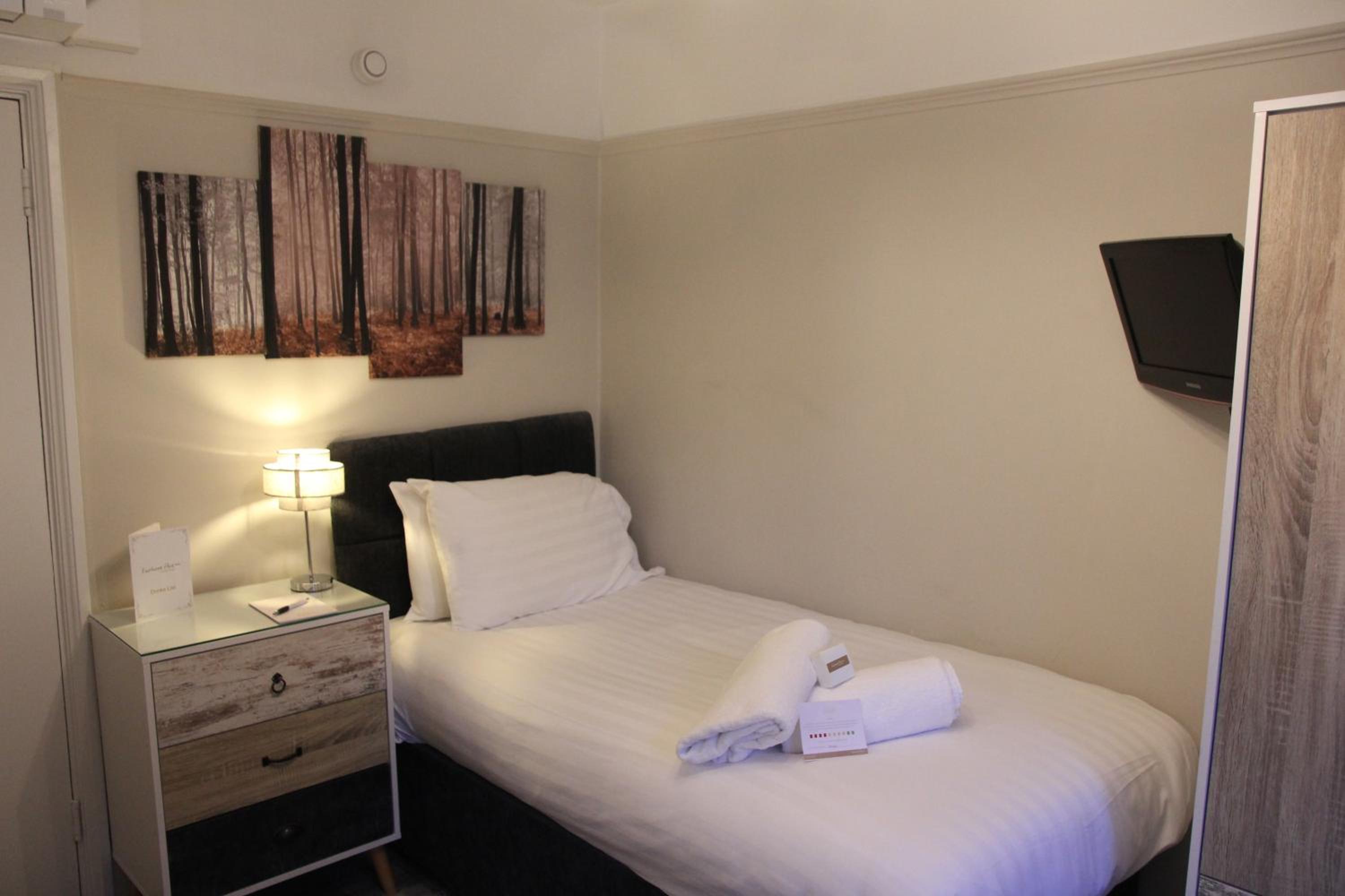 Single Room with Bathroom photo 2