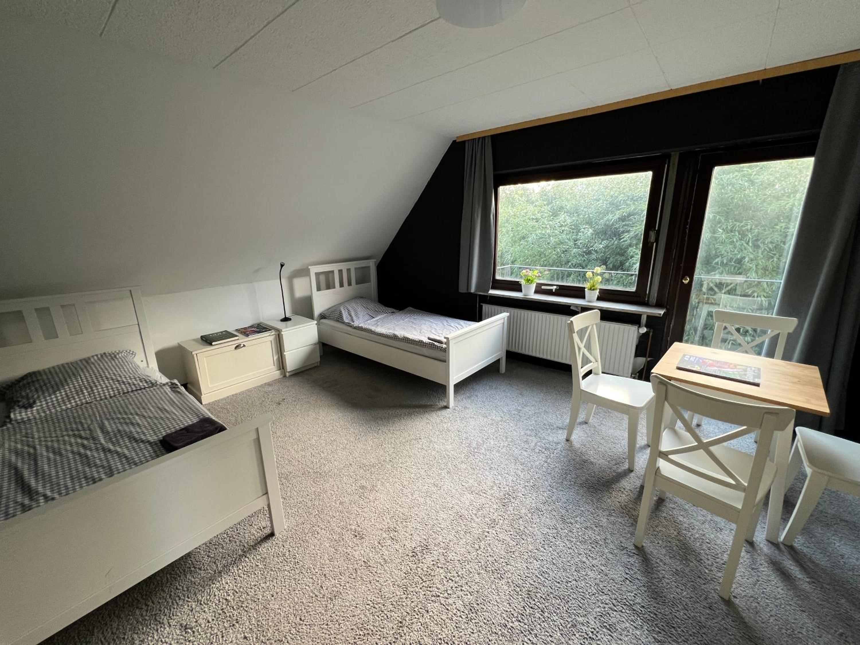 Six-Bedroom House photo 3