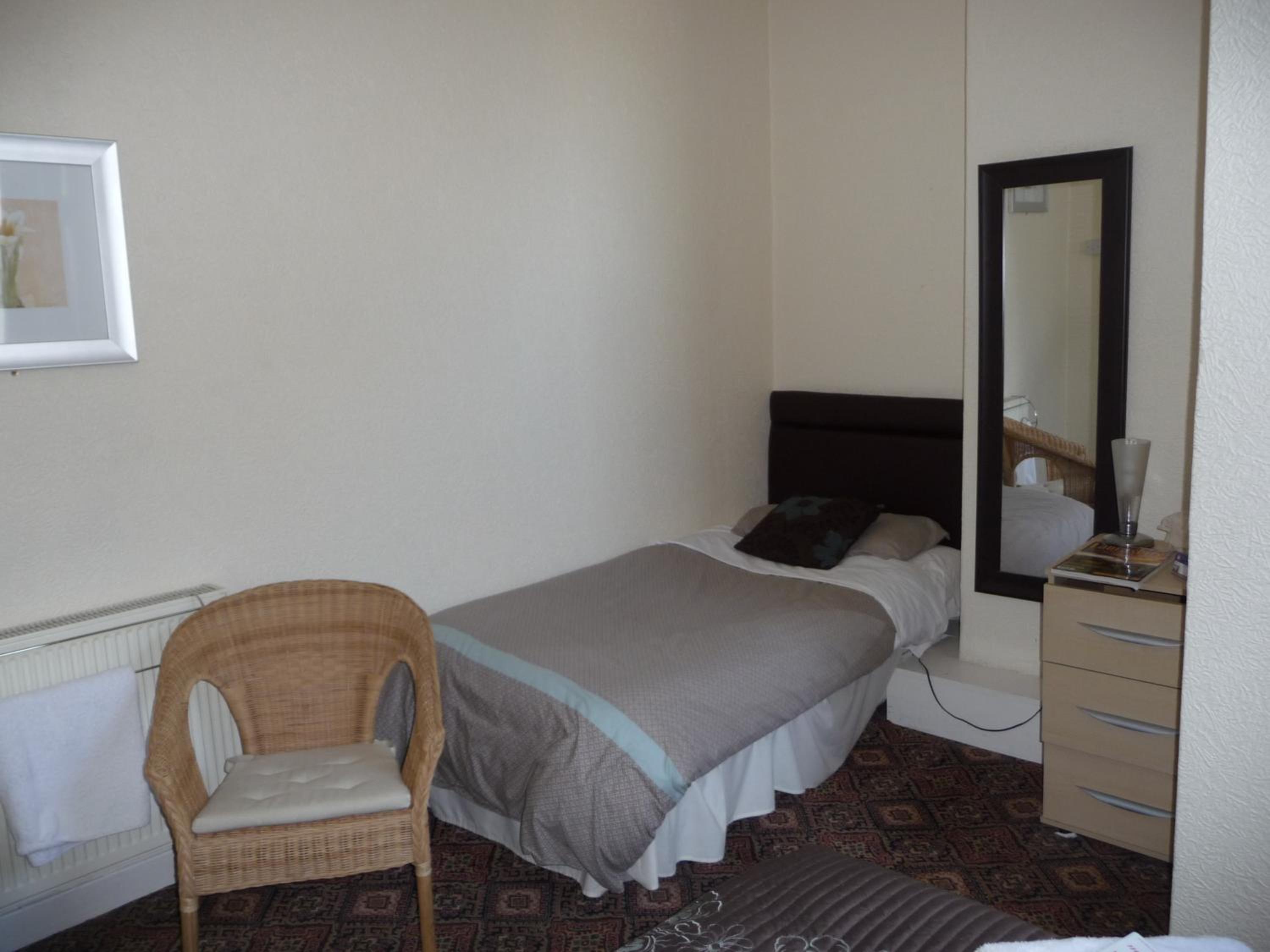 Family Room (2 Adults + 1 Child) - Photo 2