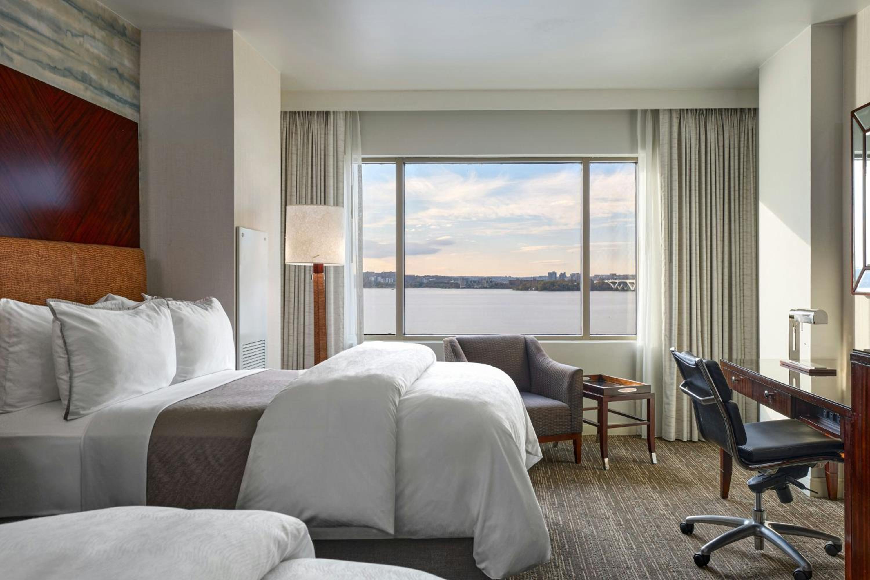 Deluxe Double Room with Water View - Hearing Accessible photo 2