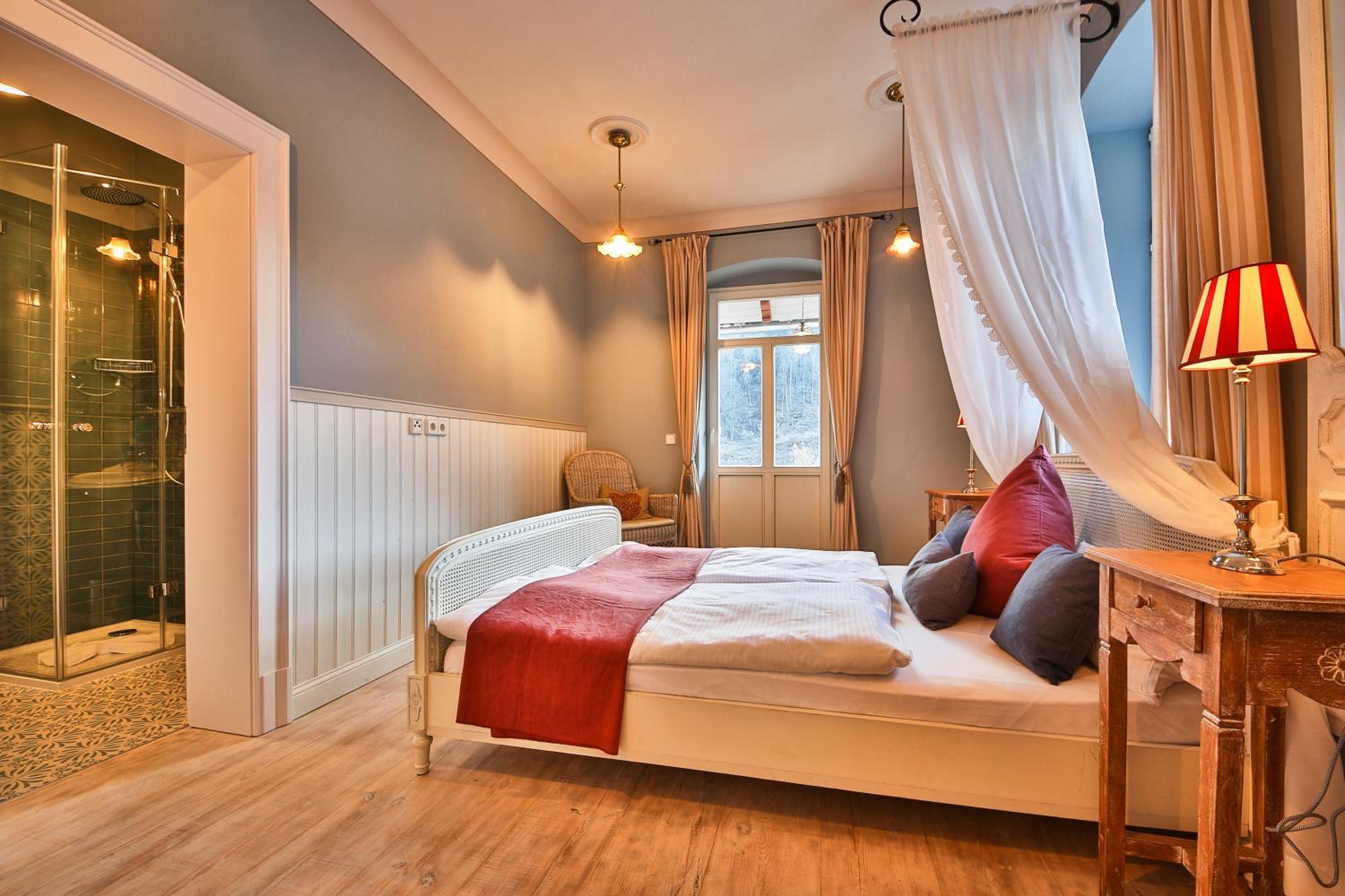 Double Room with Balcony - Photo 3