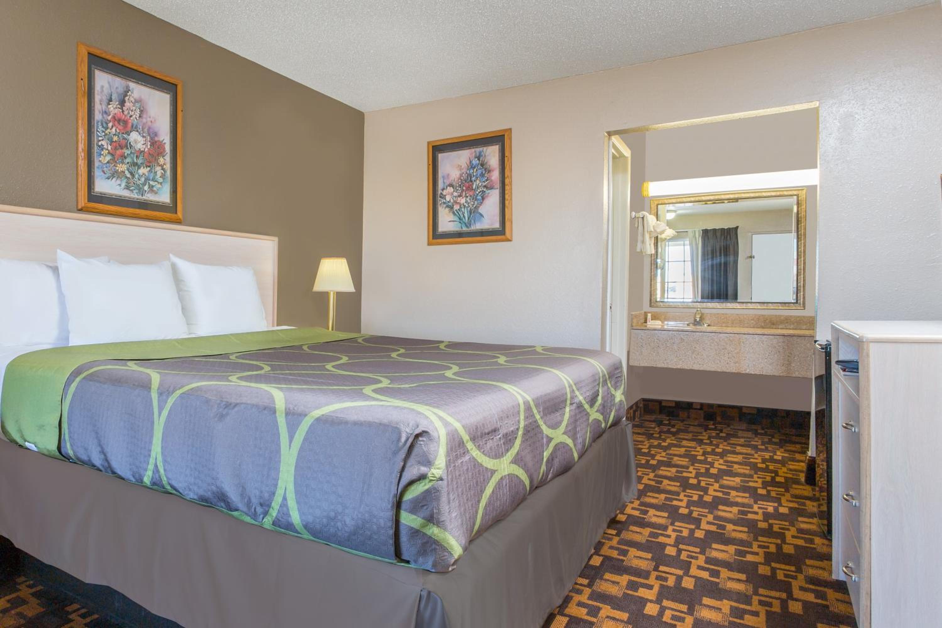 King Room - Non-Smoking - Photo 1