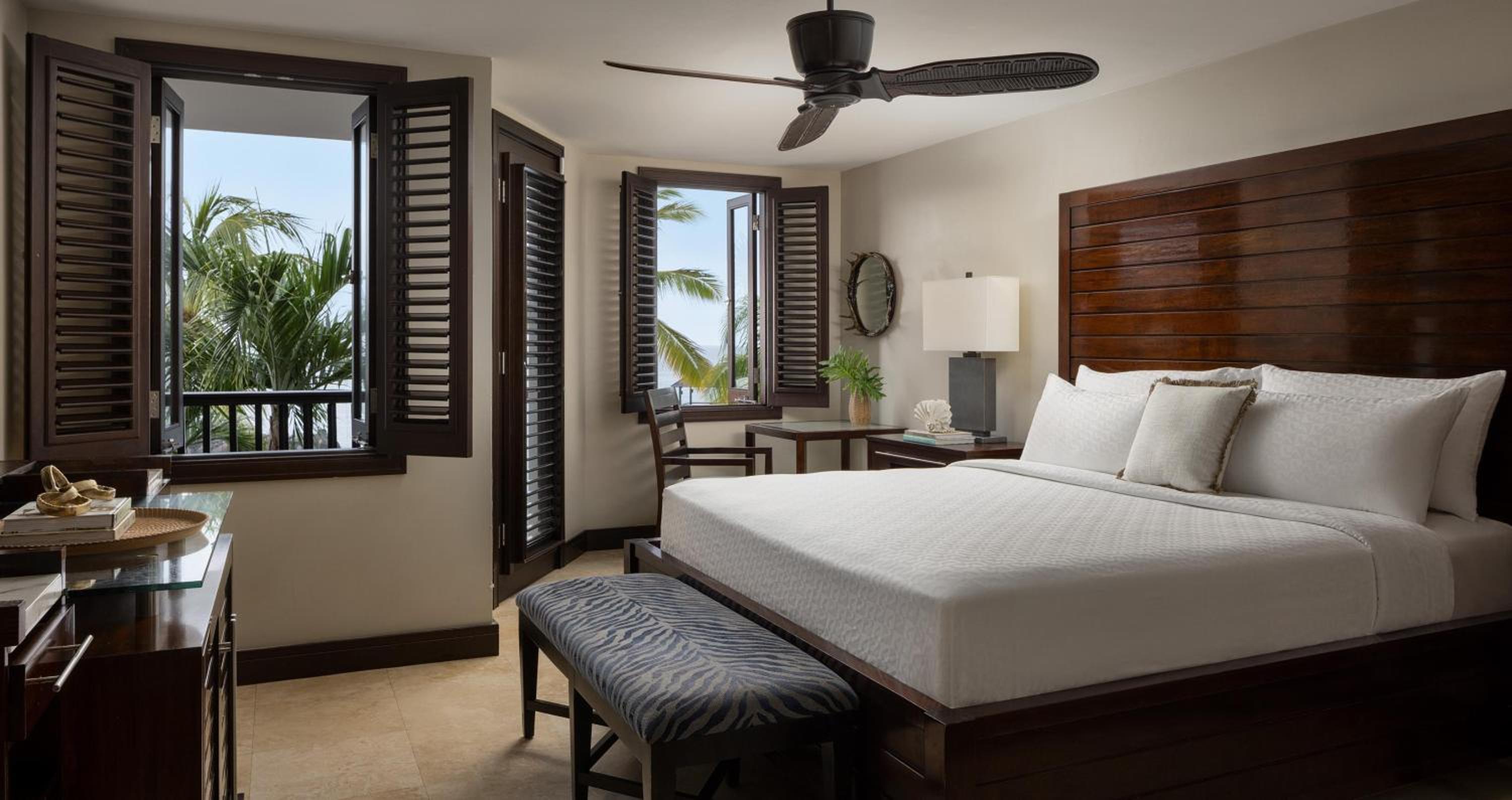Pink Gin Oceanfront Honeymoon Penthouse Club Level Room (HPO)