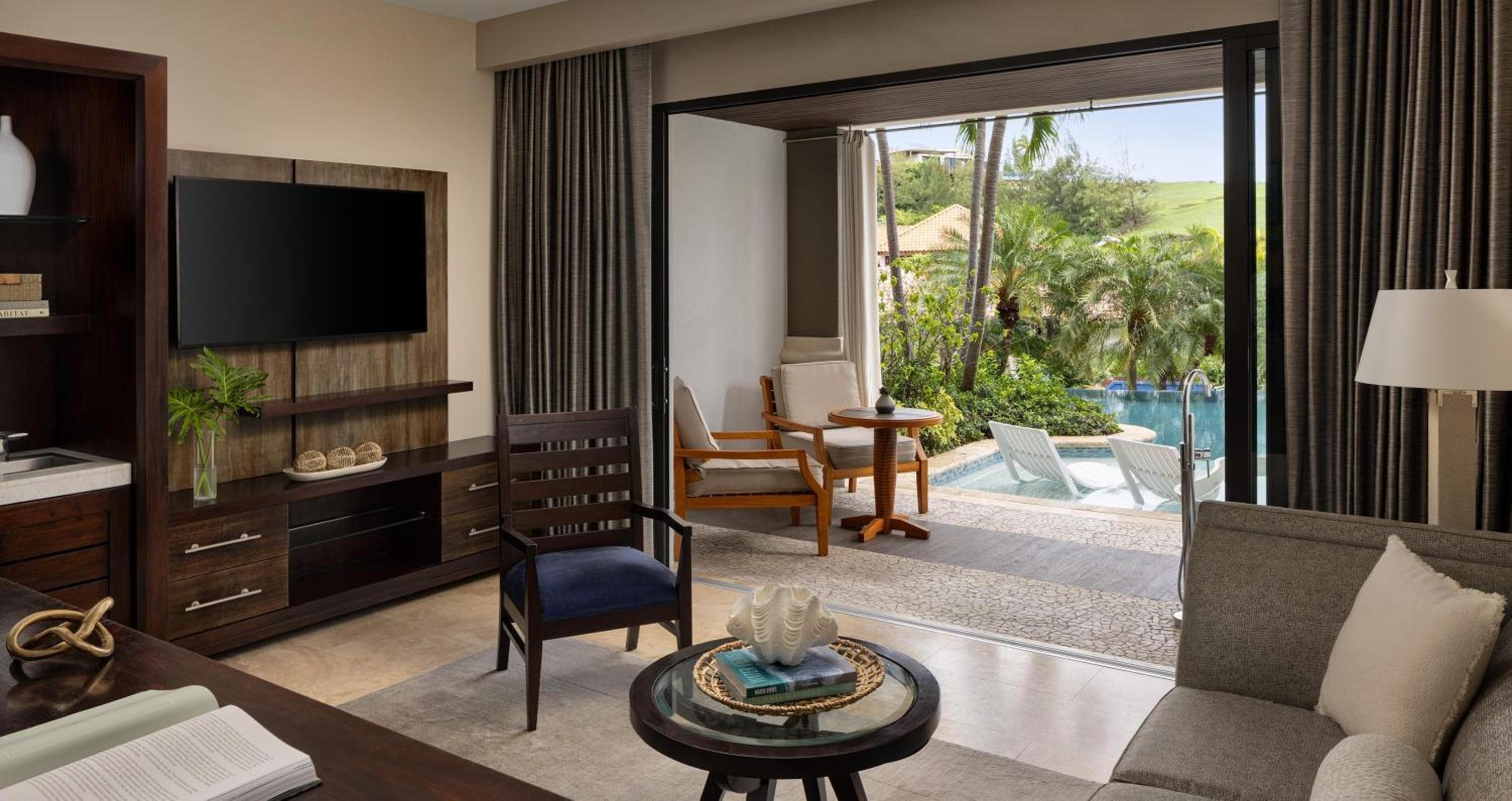 Italian Swim up Bi-level One Bedroom Butler Suite with Patio Tranquility Soaking Tub (S1B)