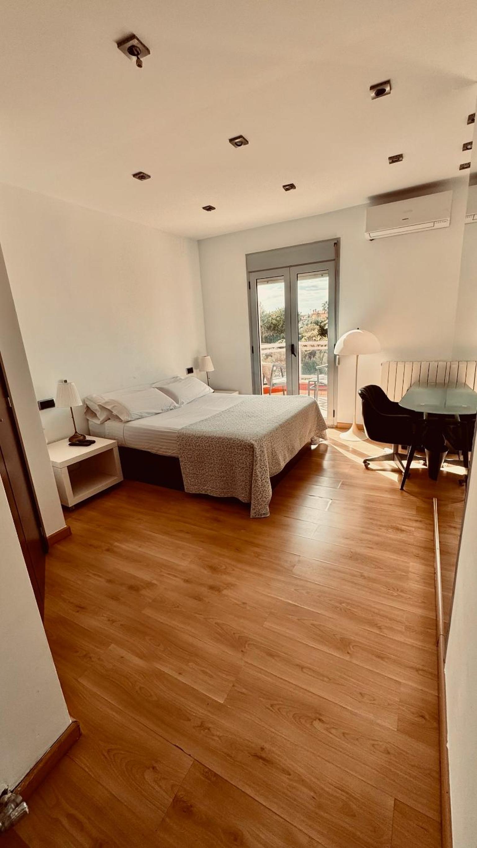 Double Room with Shared Bathroom photo 2