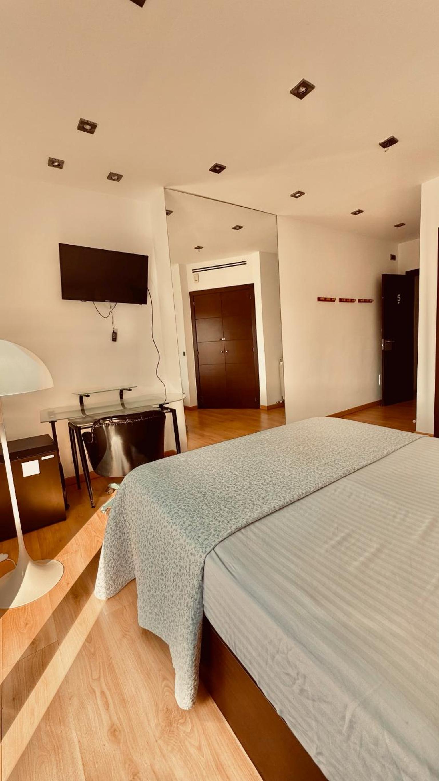 Double Room with Shared Bathroom photo 3