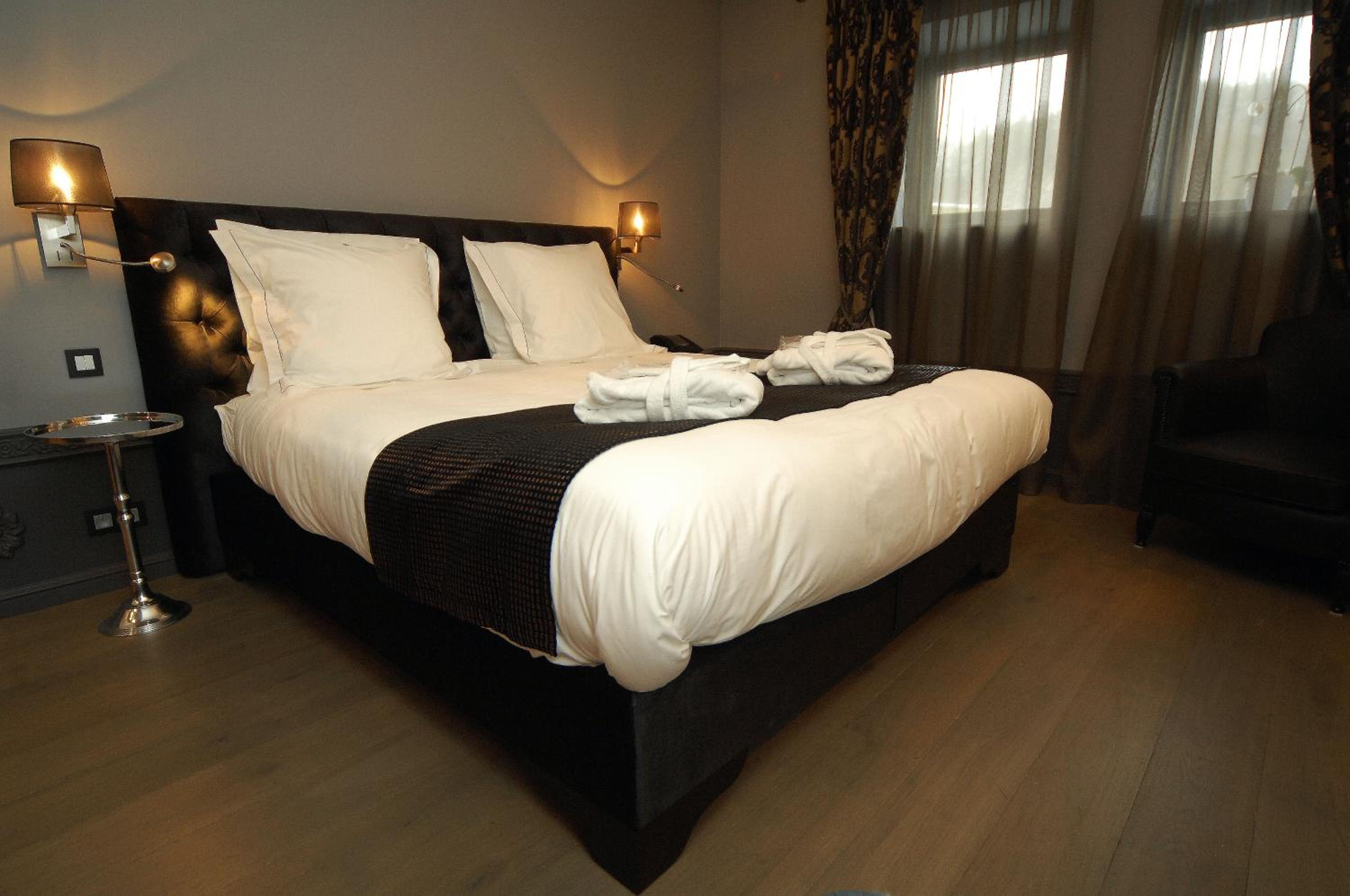 Deluxe Suite with Spa Bath photo 3