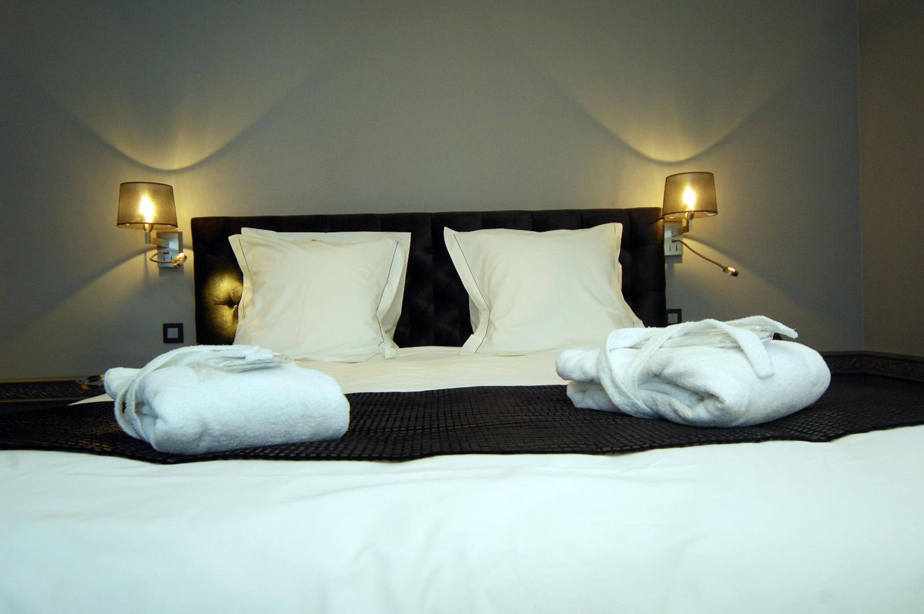 Deluxe Suite with Spa Bath photo 2