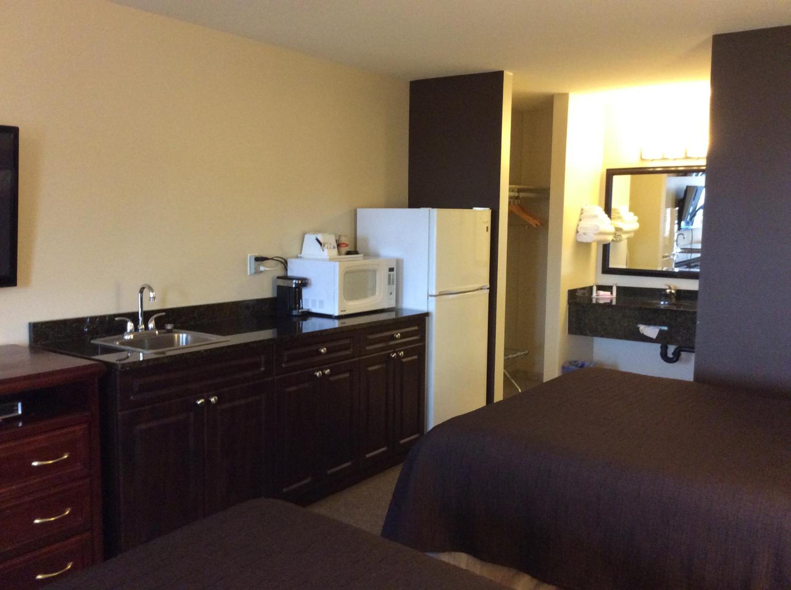 Two Queen Beds with Kitchenette - Photo 3