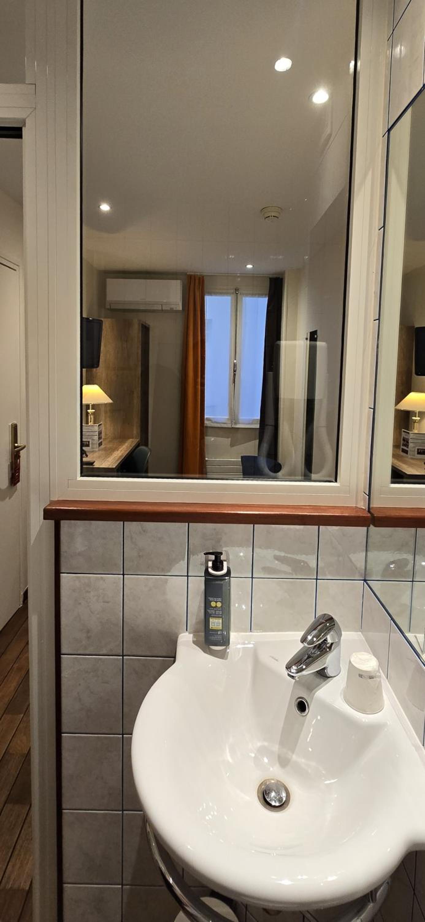 Standard Single Room with Shower thumbnail 5