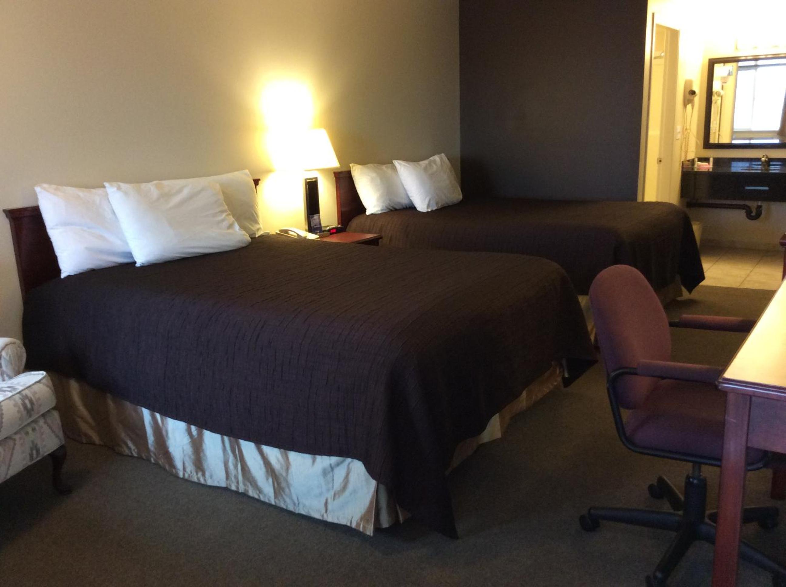 Queen Room with Two Queen Beds - Photo 5