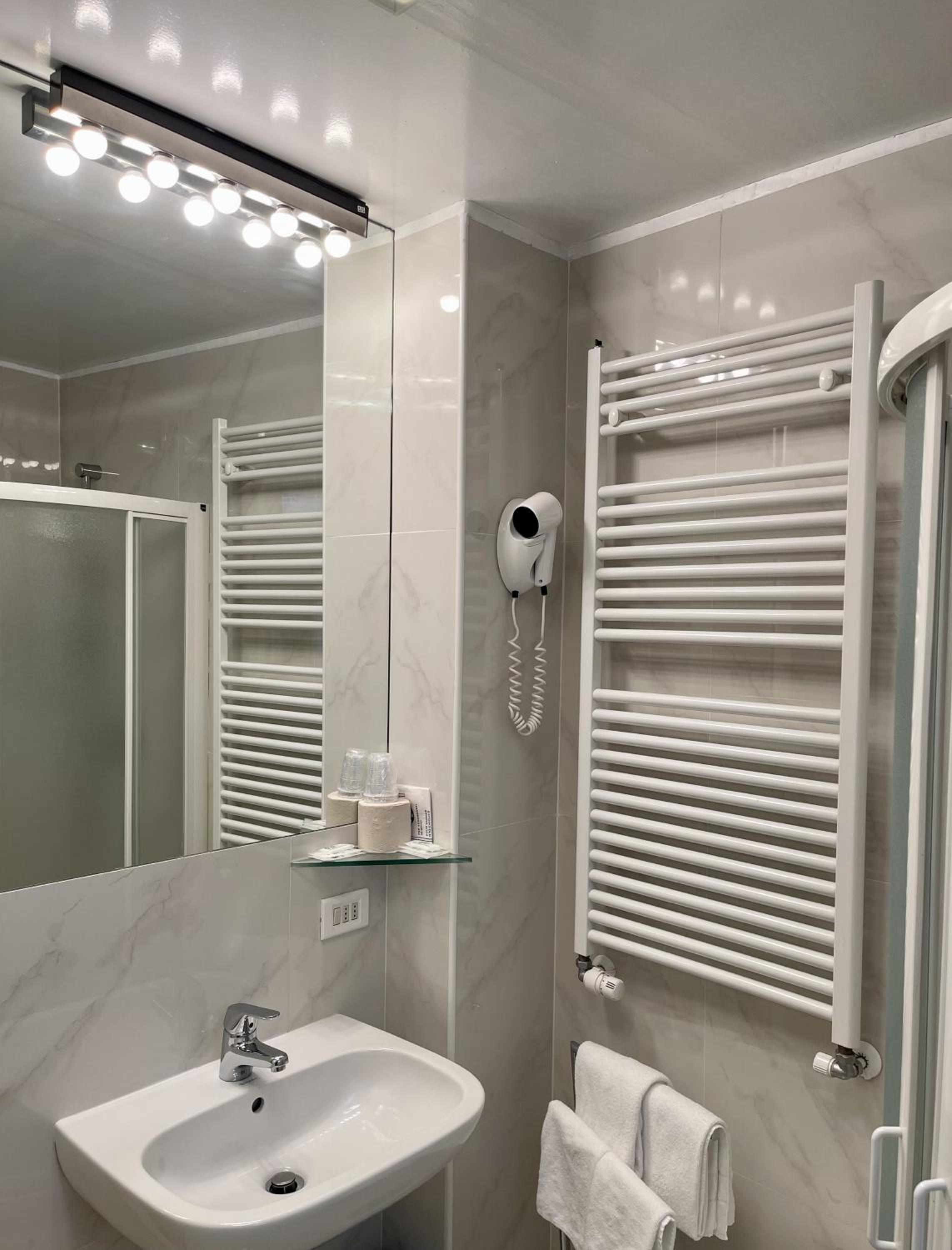 Large Double or Twin Room photo 2