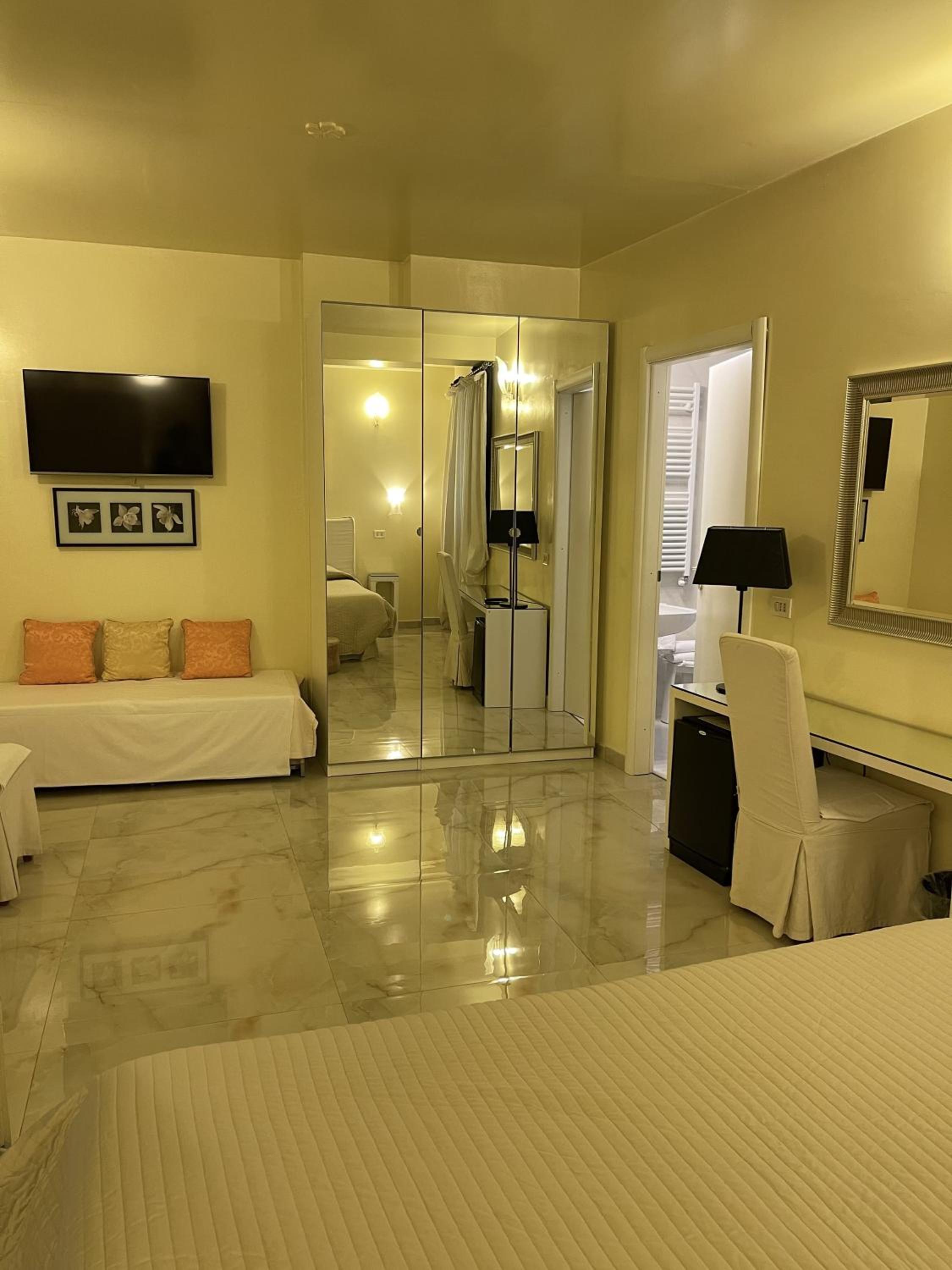 Large Double or Twin Room photo 1