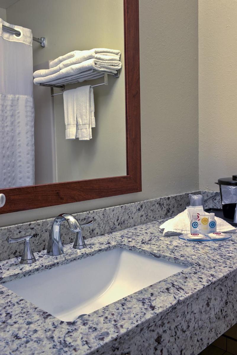 King Room - Accessible/Non-Smoking - Photo 2
