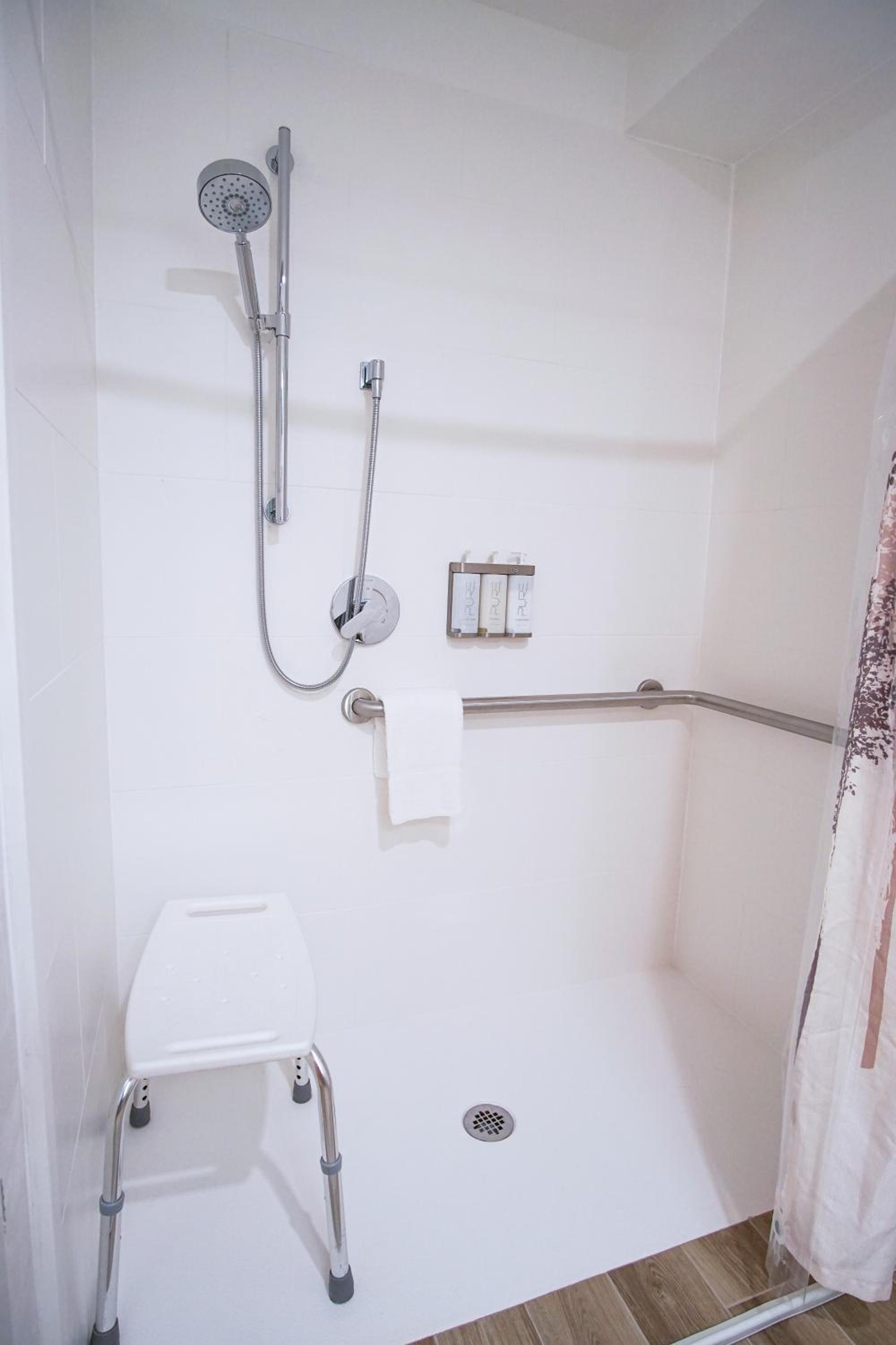 King Room with Mobility/Hearing Access and Roll-In Shower, Non-Smoking
