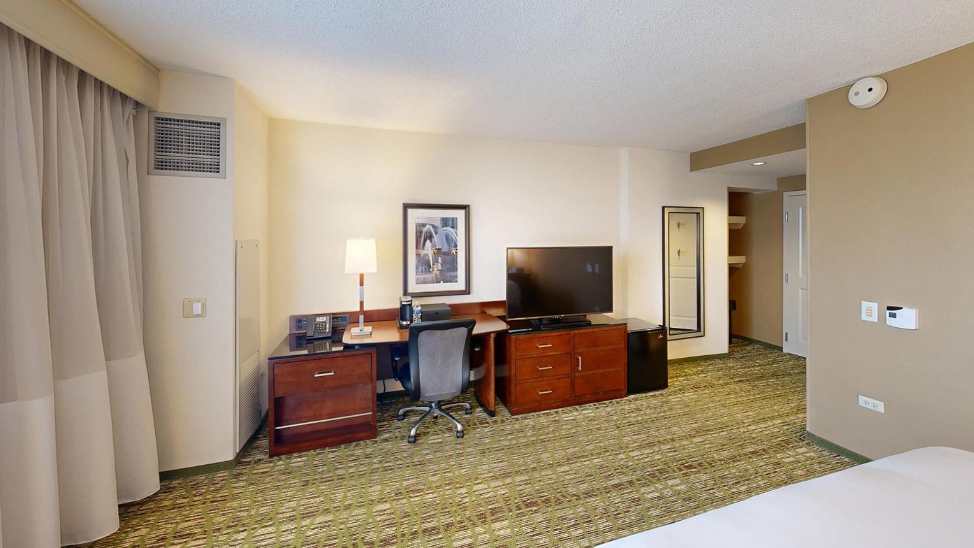 King Room with Adapted Tub - Mobility and Hearing Accessible - Photo 7