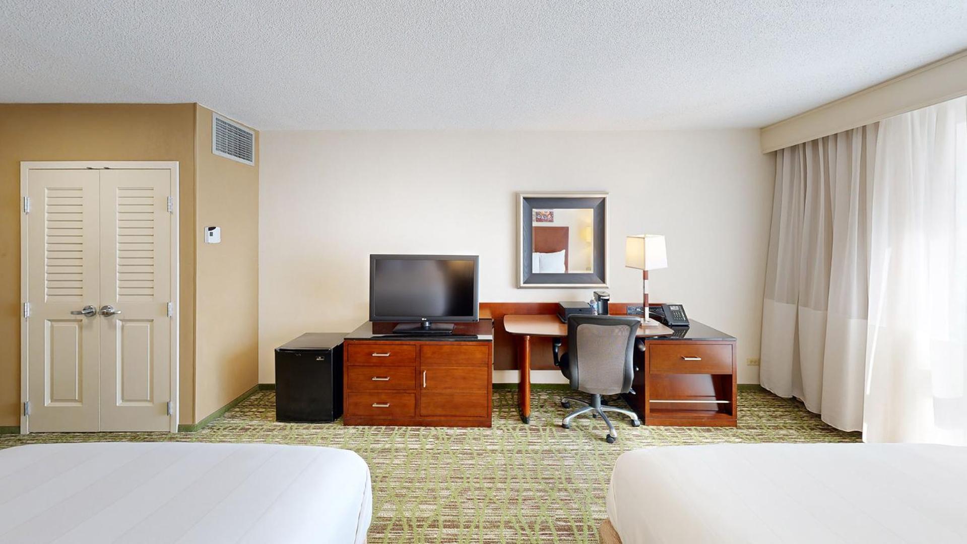 Double Room with Two Double Beds and Adapted Tub - Mobility and Hearing Accessible - Photo 2