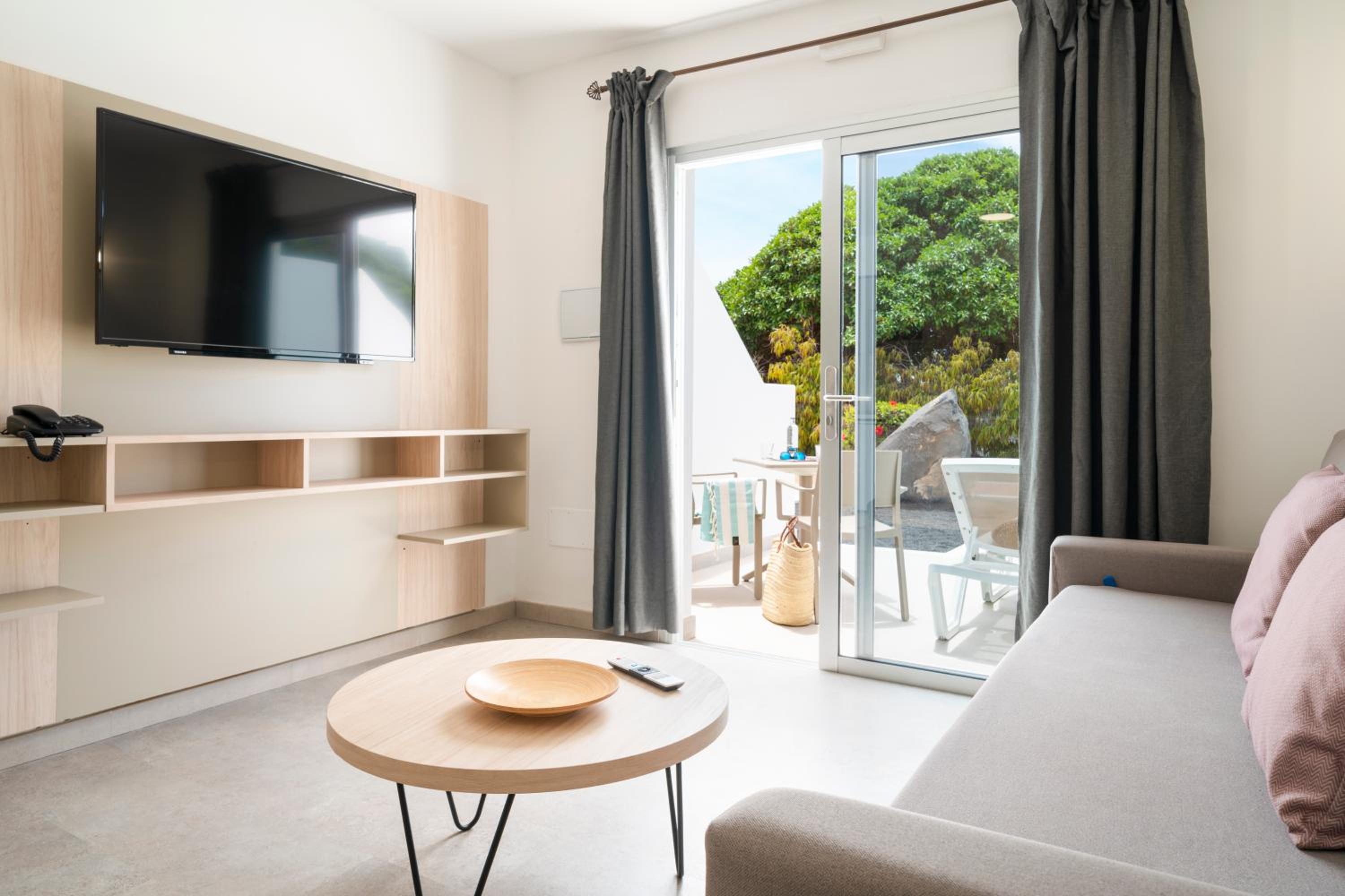 Superior One-Bedroom Apartment - Photo 1