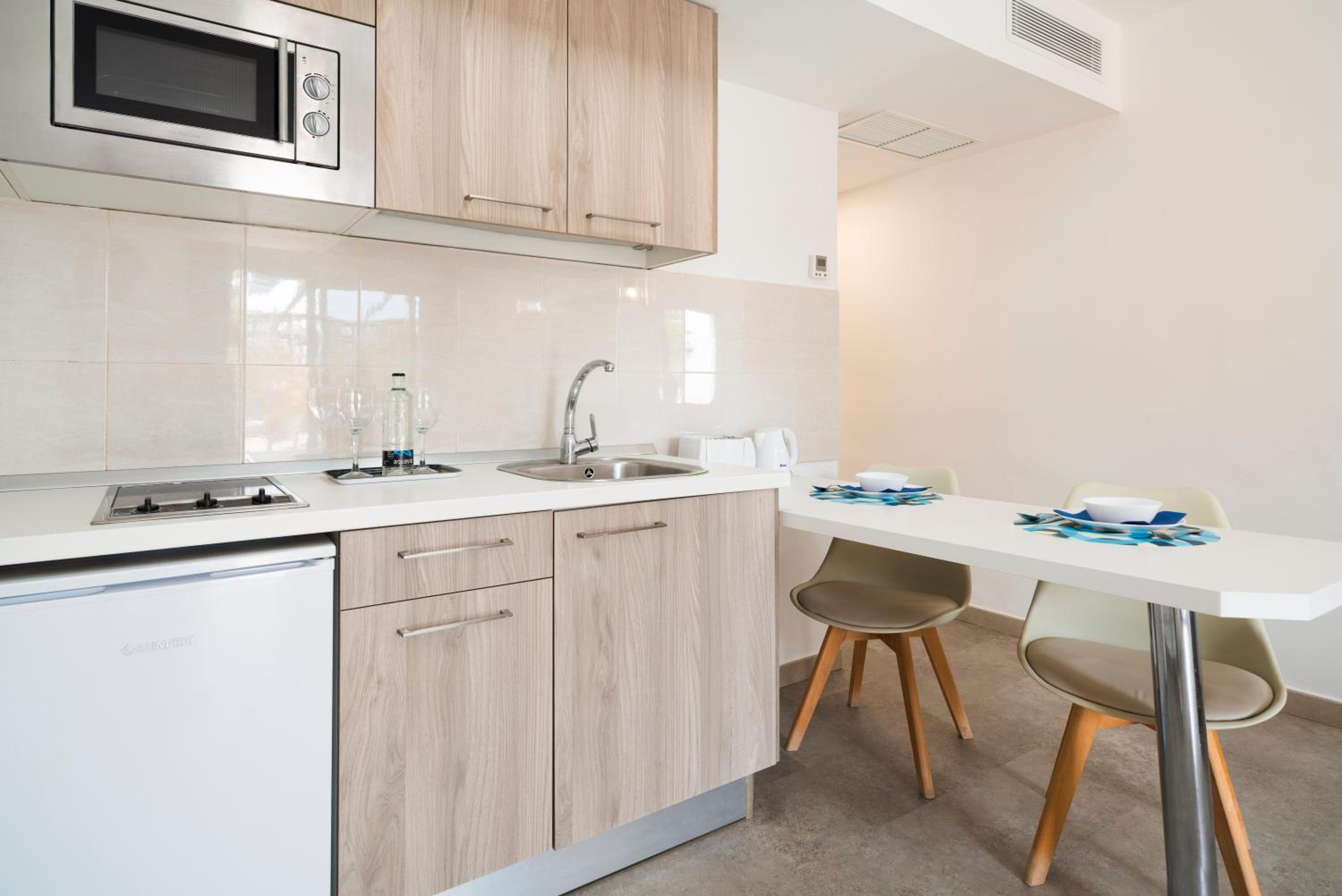 Superior One-Bedroom Apartment - Photo 4