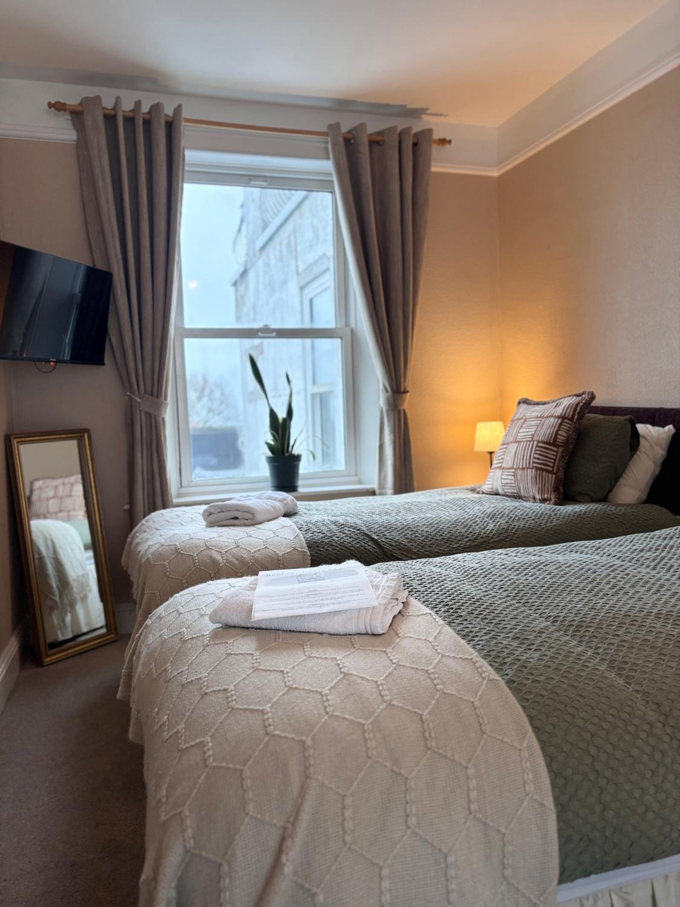 Basic Triple Room with Shared Bathroom photo 1
