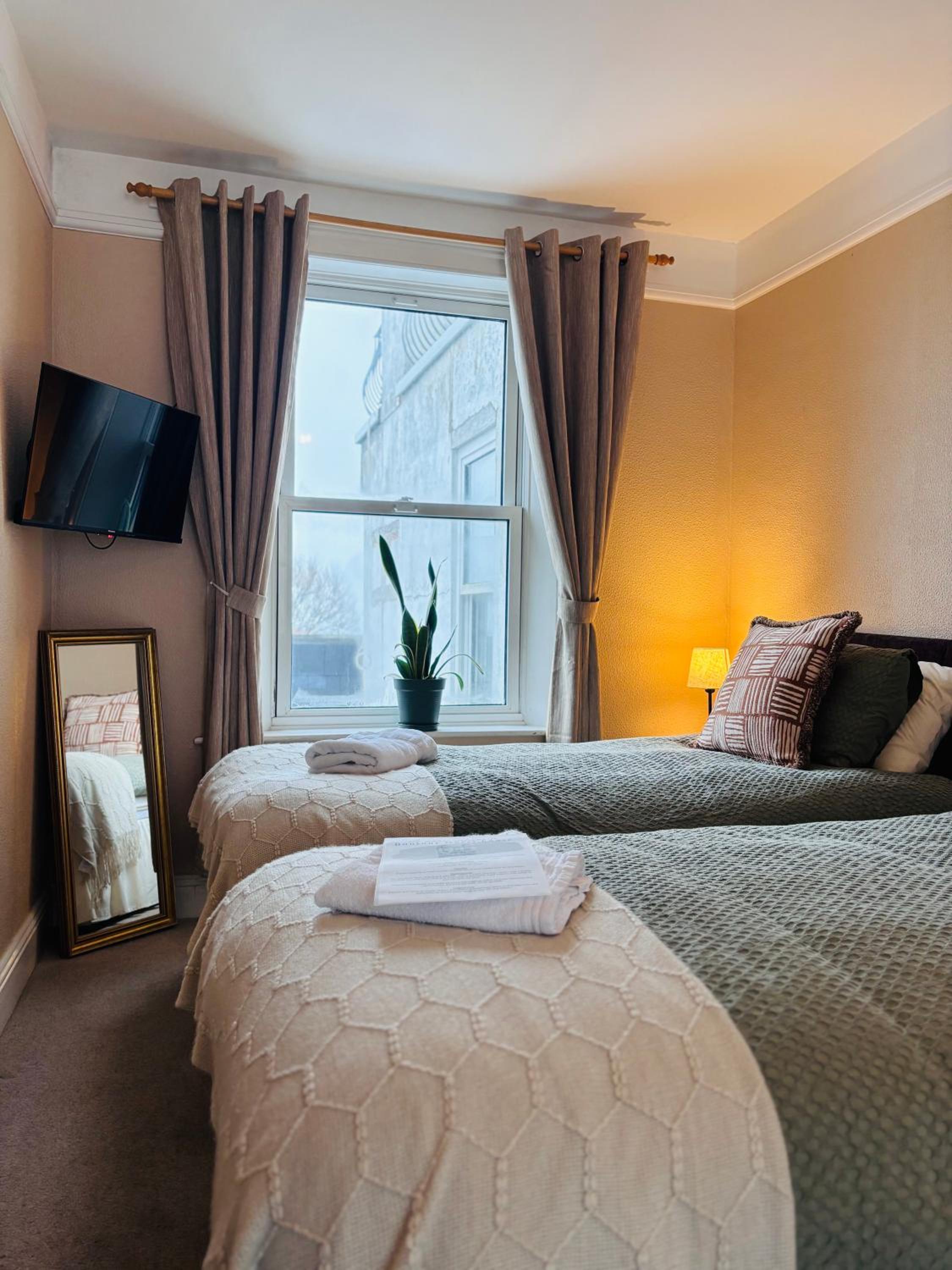 Basic Triple Room with Shared Bathroom photo 2