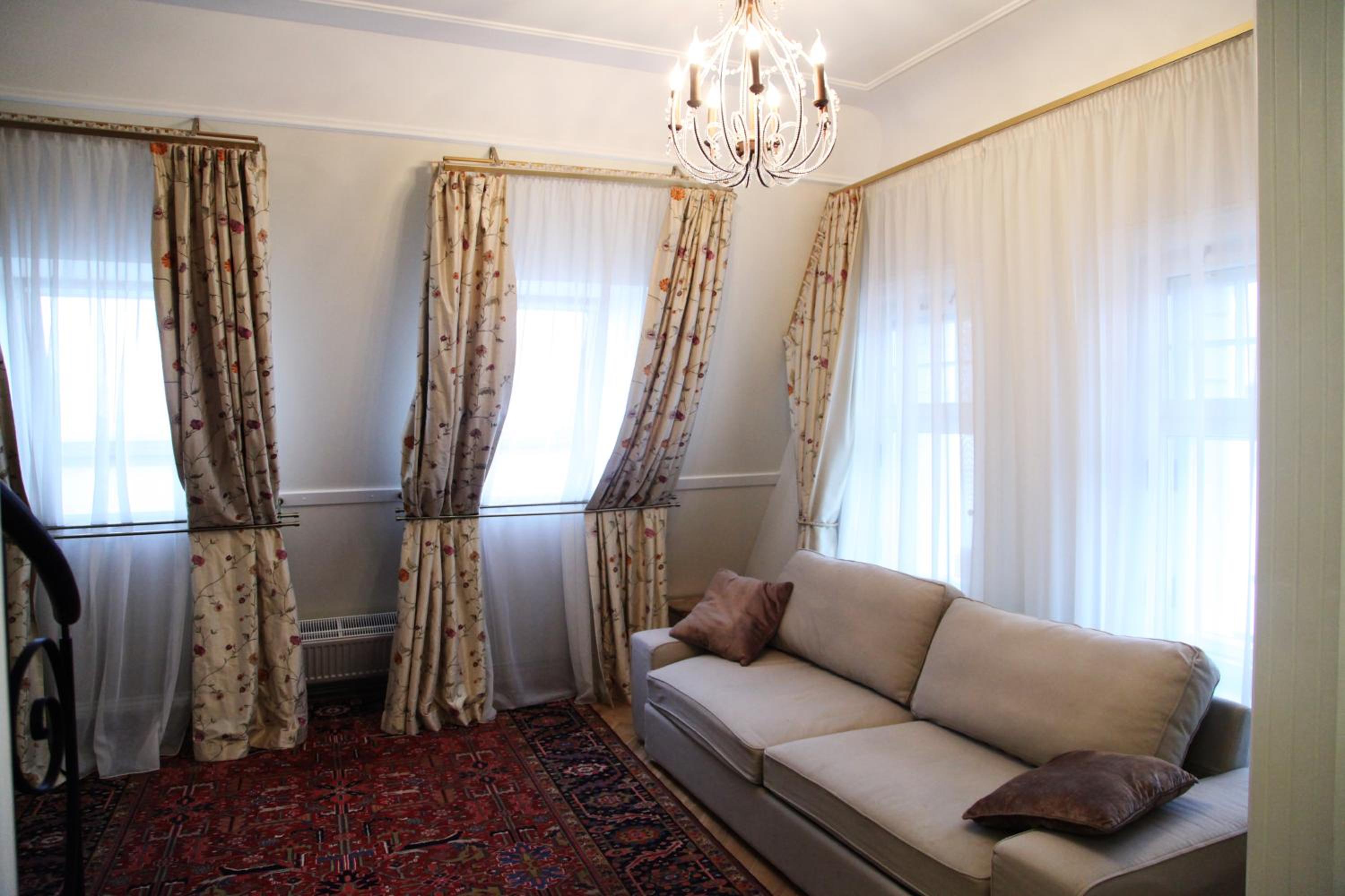 Luxury One-Bedroom Apartment - Photo 3
