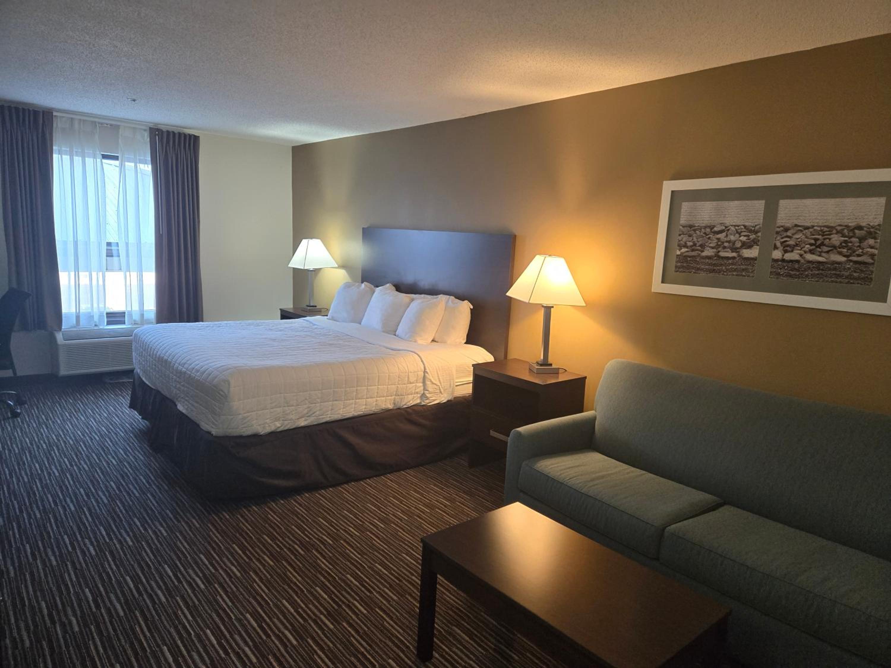 Large King Room with Sofa Bed and Wet Bar - Non-Smoking - Photo 2