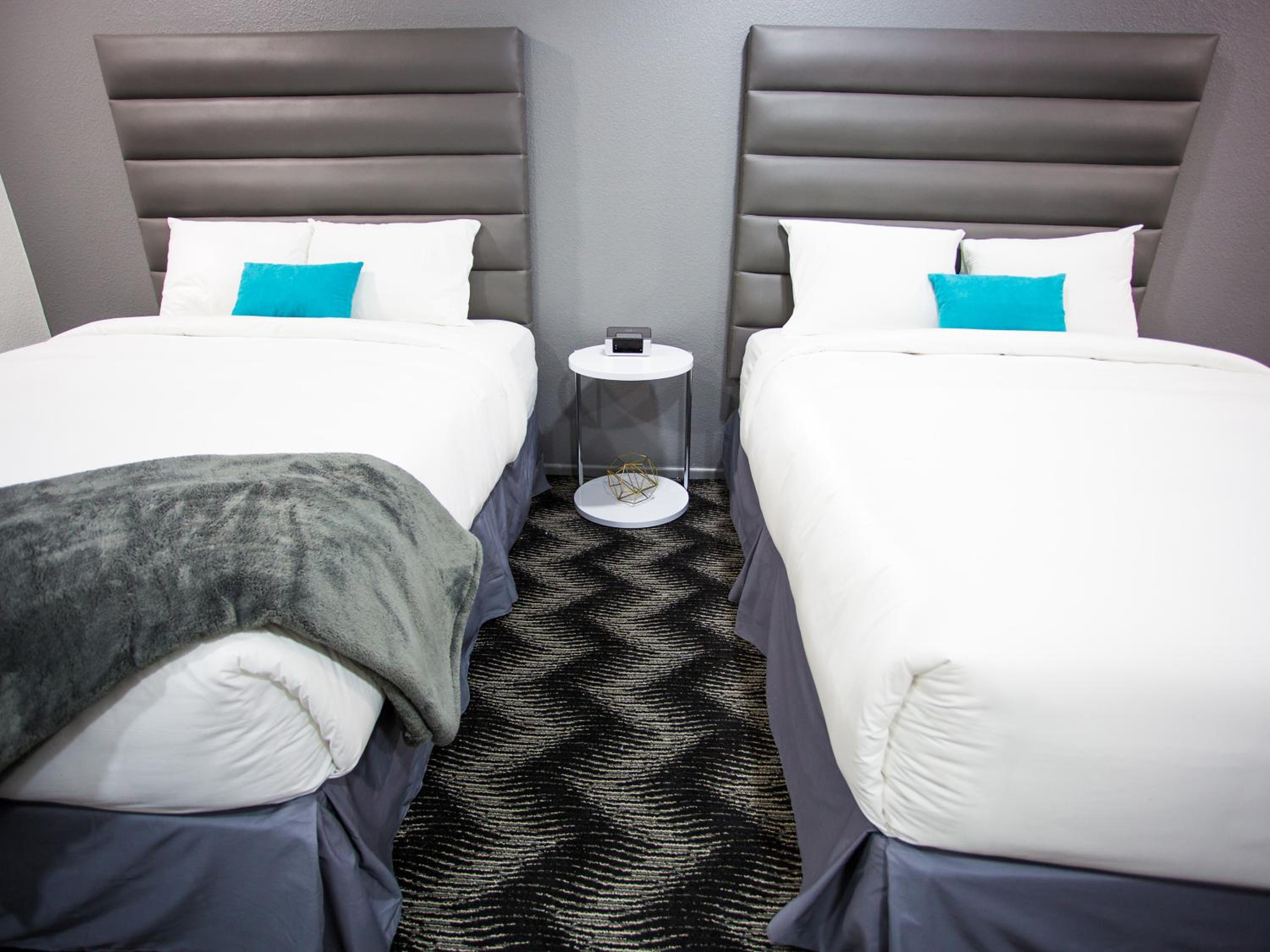 Standard Queen Room with Two Queen Beds - Photo 5